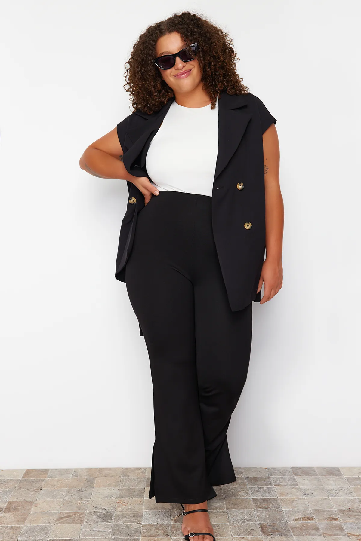 Trendyol Curve  Schwarze Strickhose mit spanischem Bein und hohem Bund und Seitenschlitz TBBSS23AR00035