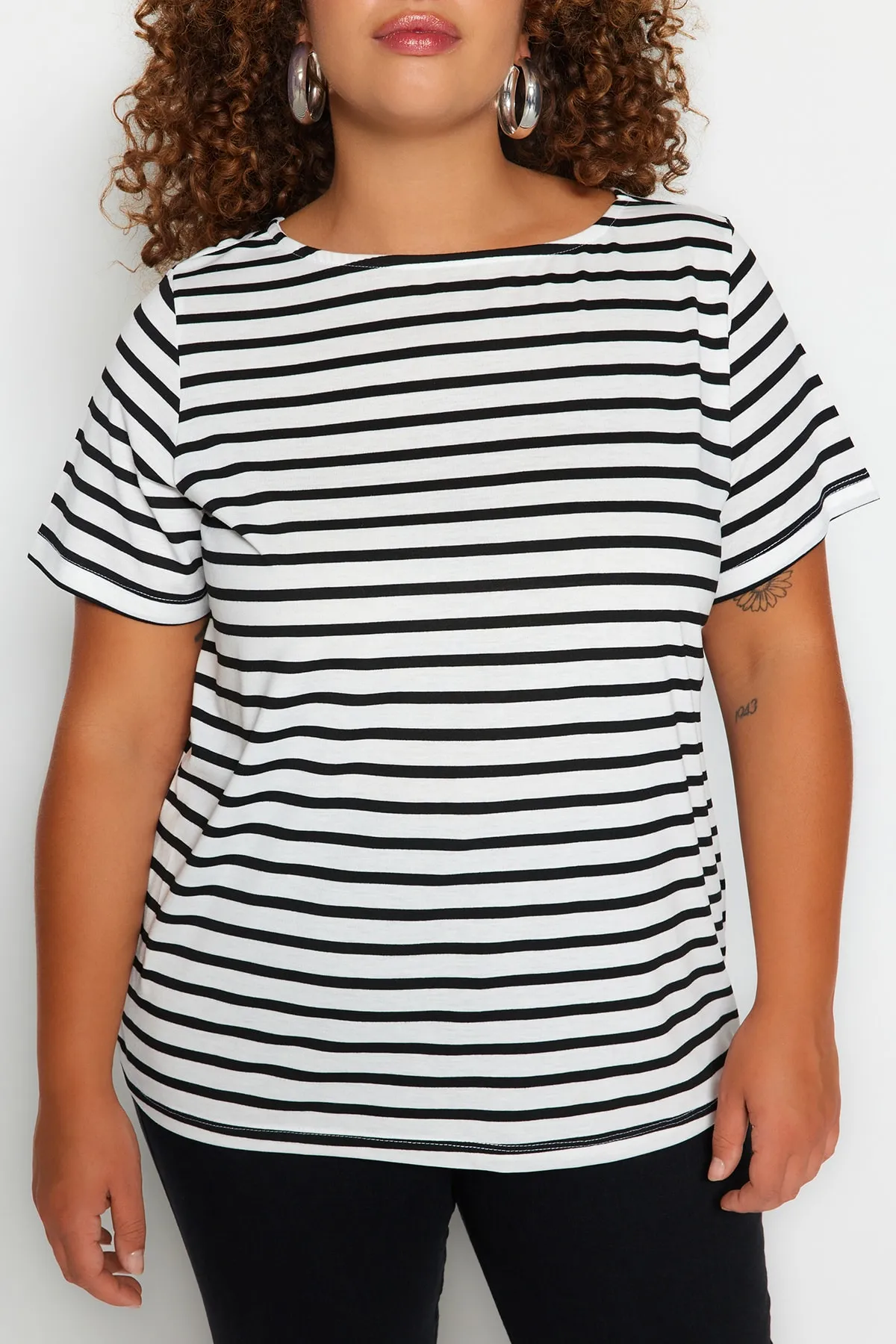 Trendyol Curve  Schwarz-weiß gestreiftes Strick-T-Shirt mit U-Boot-Ausschnitt TBBSS23BF00018