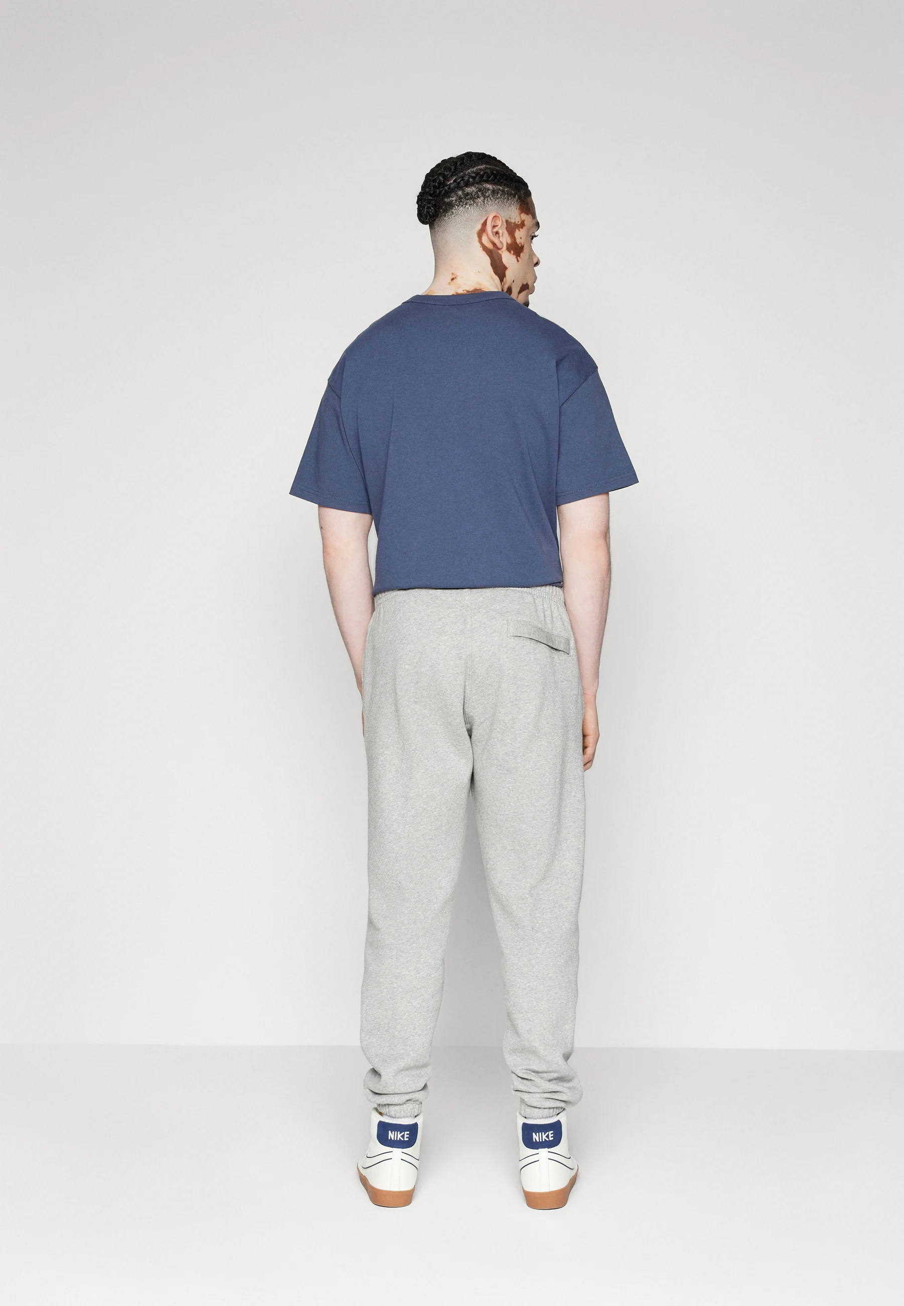 Nike Sportswear CLUB PANT STACK - Pantalones deportivos