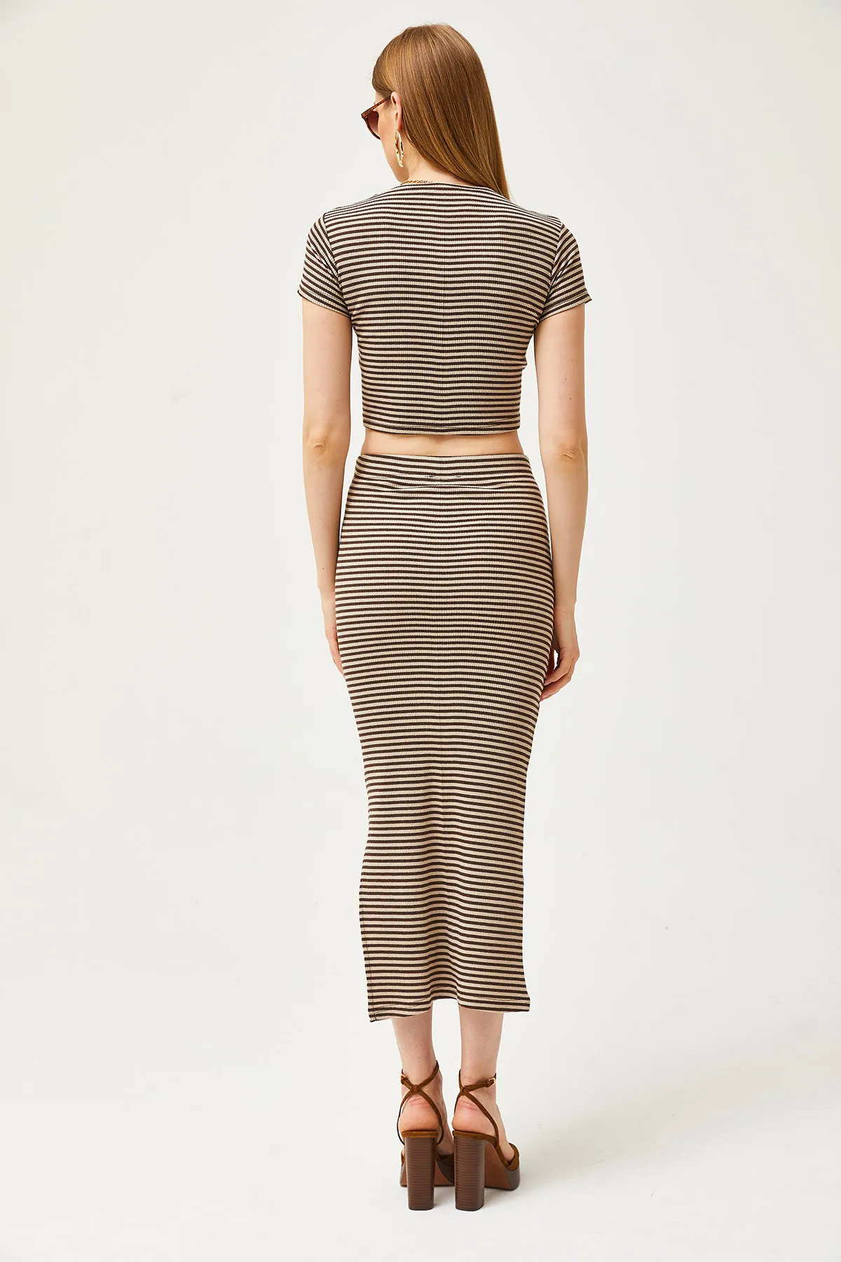 Olalook  Kurzärmliger Lycra-Anzug mit Schlitzrock und braunem Stein für Damen TKM-19000194
