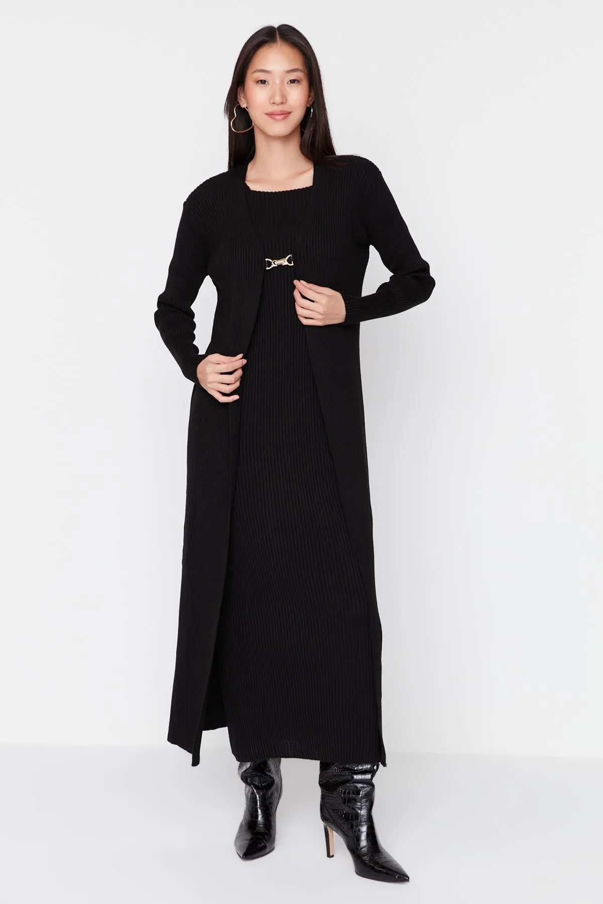 Trendyol Modest  Schwarzes Cord-Strickkleid-Cardigan-Set TCTAW23US00118