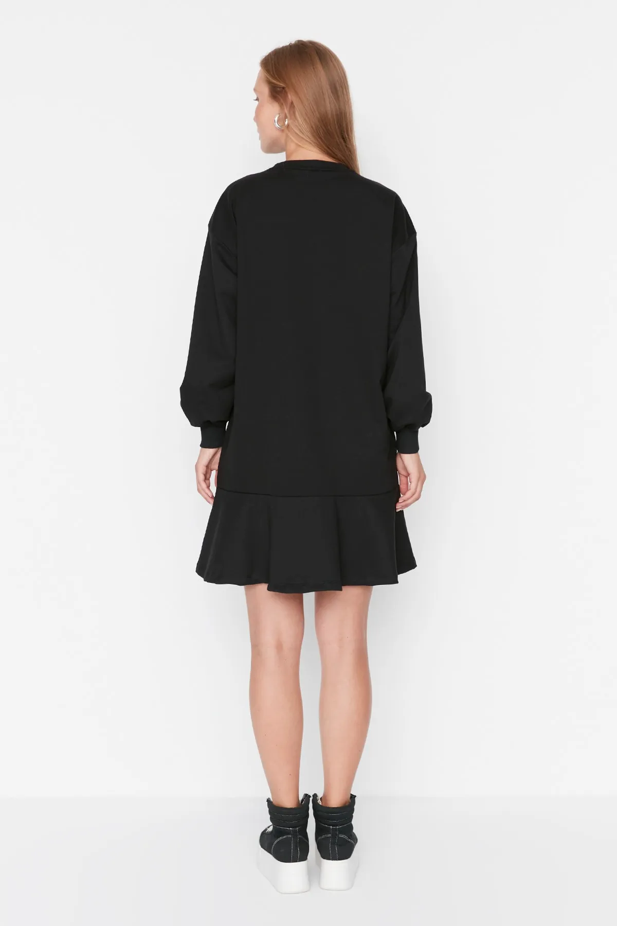 Trendyol Collection  Schwarzes Mini-Strickkleid mit Volantsaum TWOAW23EL00699