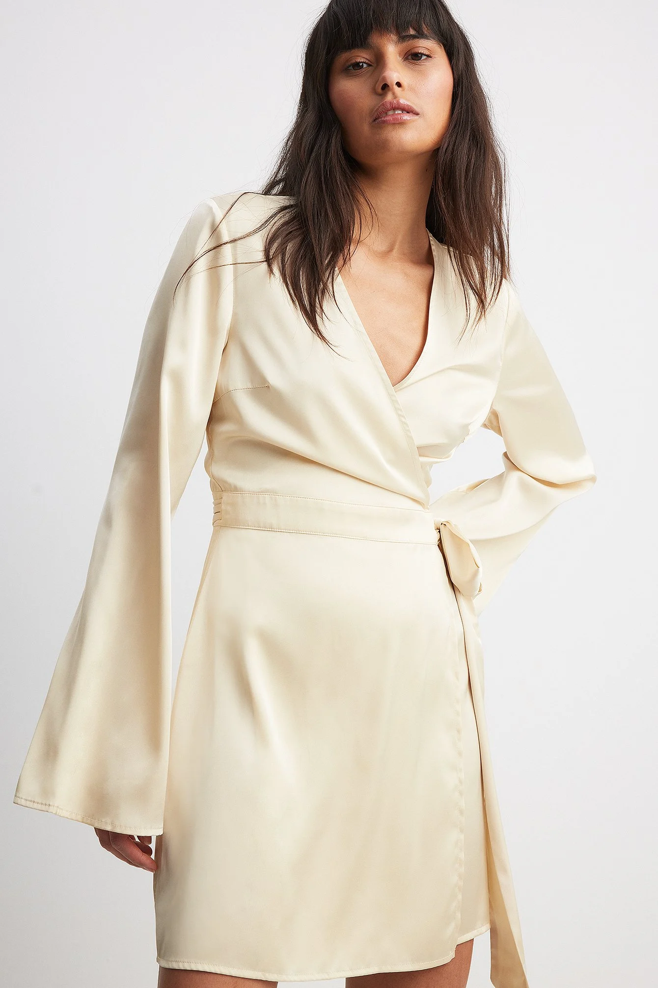 Fließendes Minikleid mit Bindegürtel