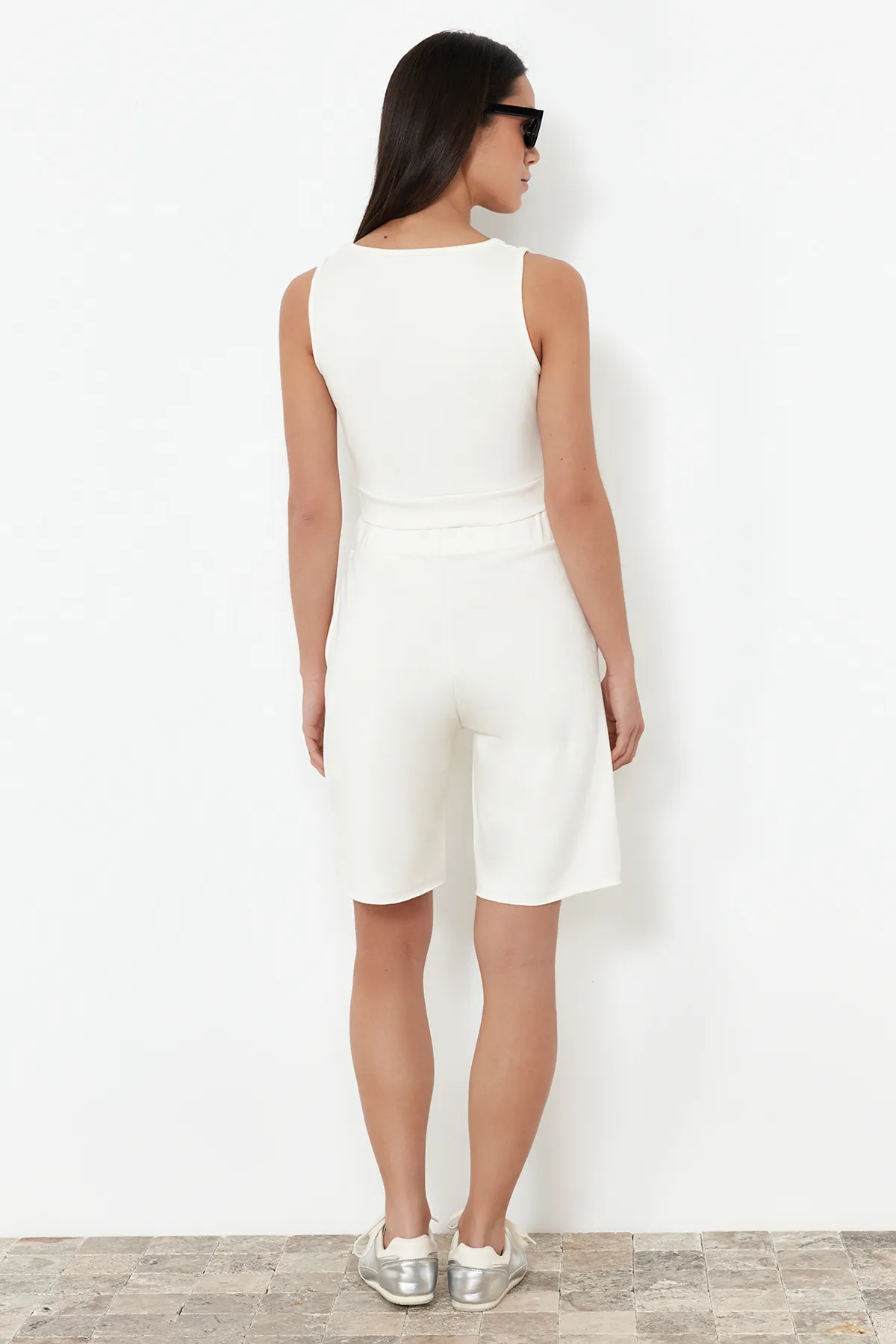 Trendyol Collection  Set aus Oberteil und Unterteil aus Strick mit weichem, strukturiertem Ecru-Label und Detail TWOSS24AU00127