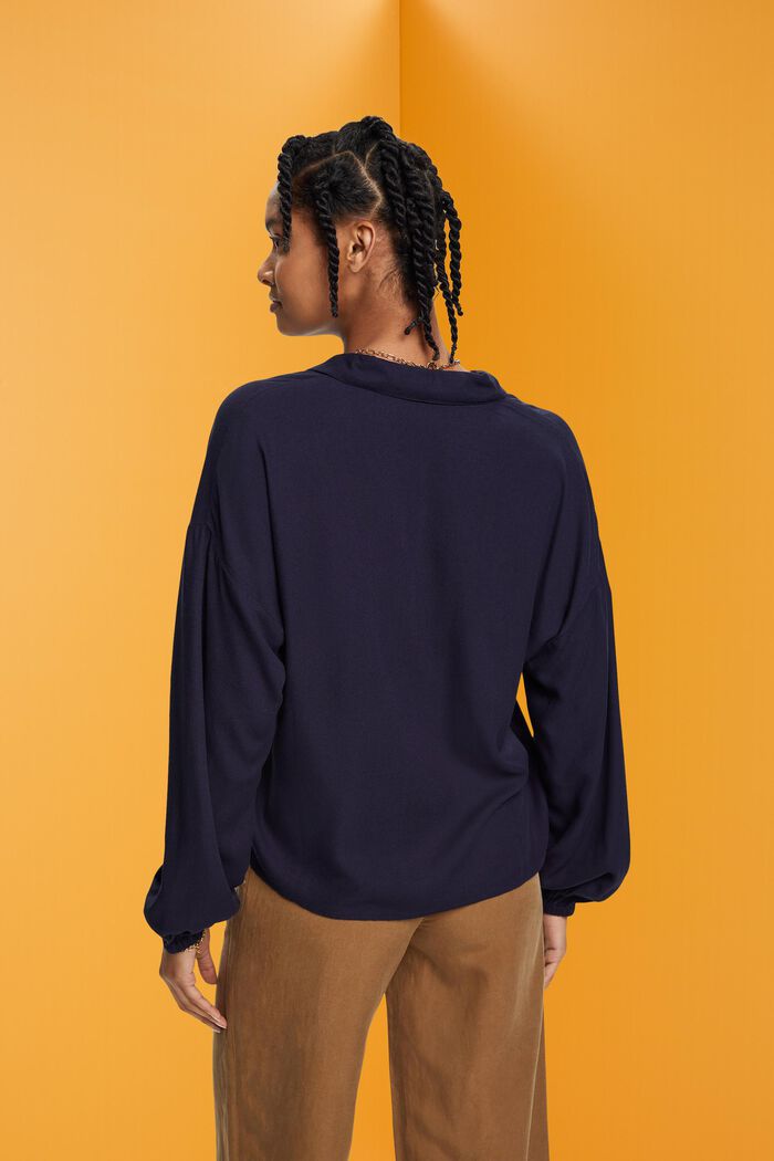 Bluse mit V-Ausschnitt und Umlegekragen