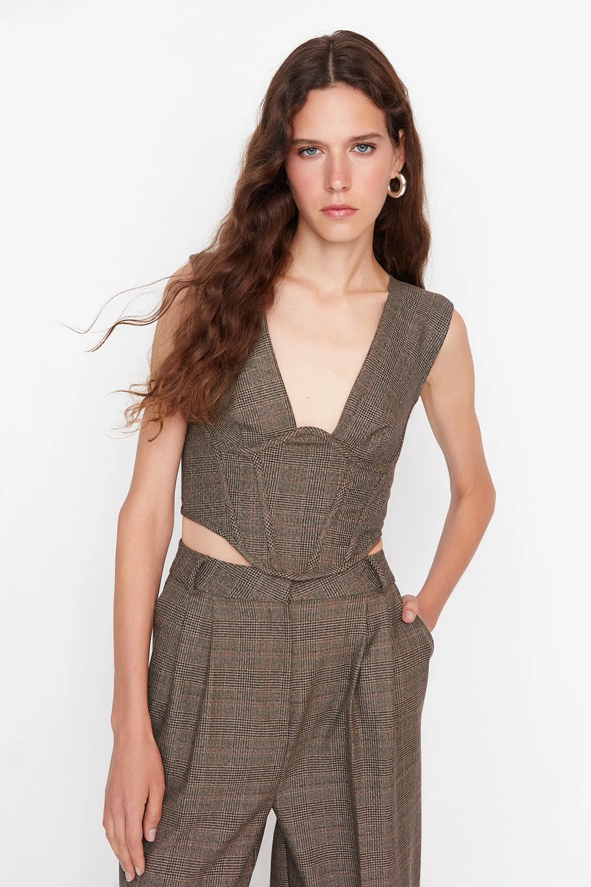 Trendyol Collection  Braunes Korsett mit detailliertem, gewebtem Bustier mit V-Ausschnitt TPRAW23BS00032