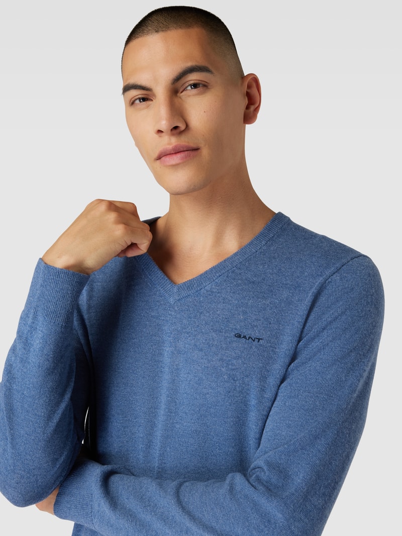 Strickpullover aus Lammwoll-Mix mit V-Ausschnitt in hellblau meliert