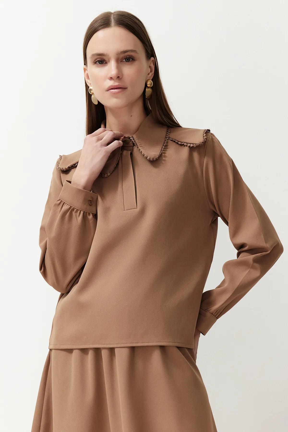Trendyol Modest  Braunes Baby-Set aus gewebtem Ober- und Unterteil aus Rock und Tunika mit Kragen TCTSS24US00064