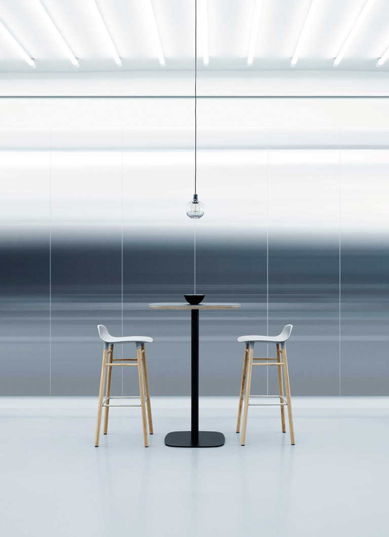 Normann Copenhagen Form, scaun de bar de 75 cm cu bază din lemn de nuc.