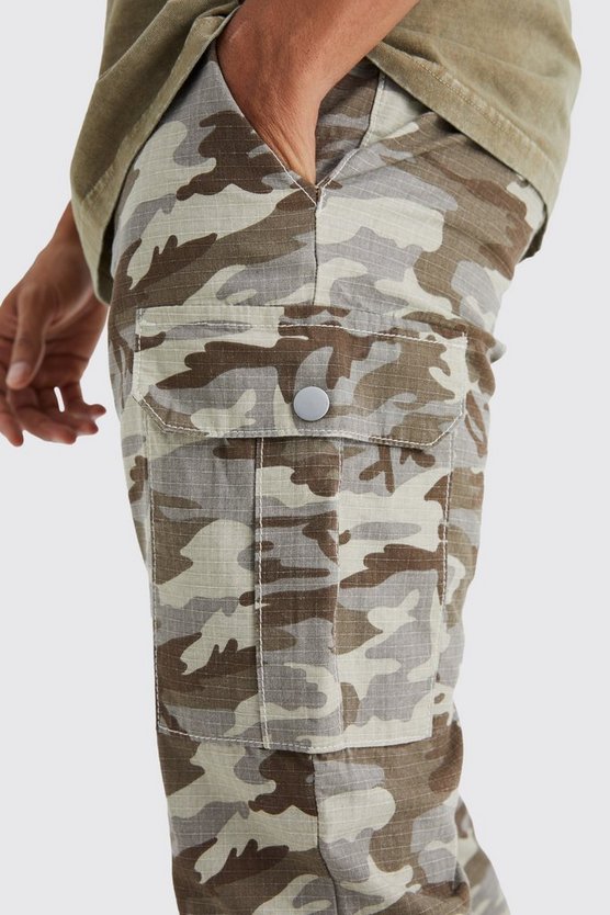 Slim-Fit Camouflage Cargo-Hose mit geteiltem Saum