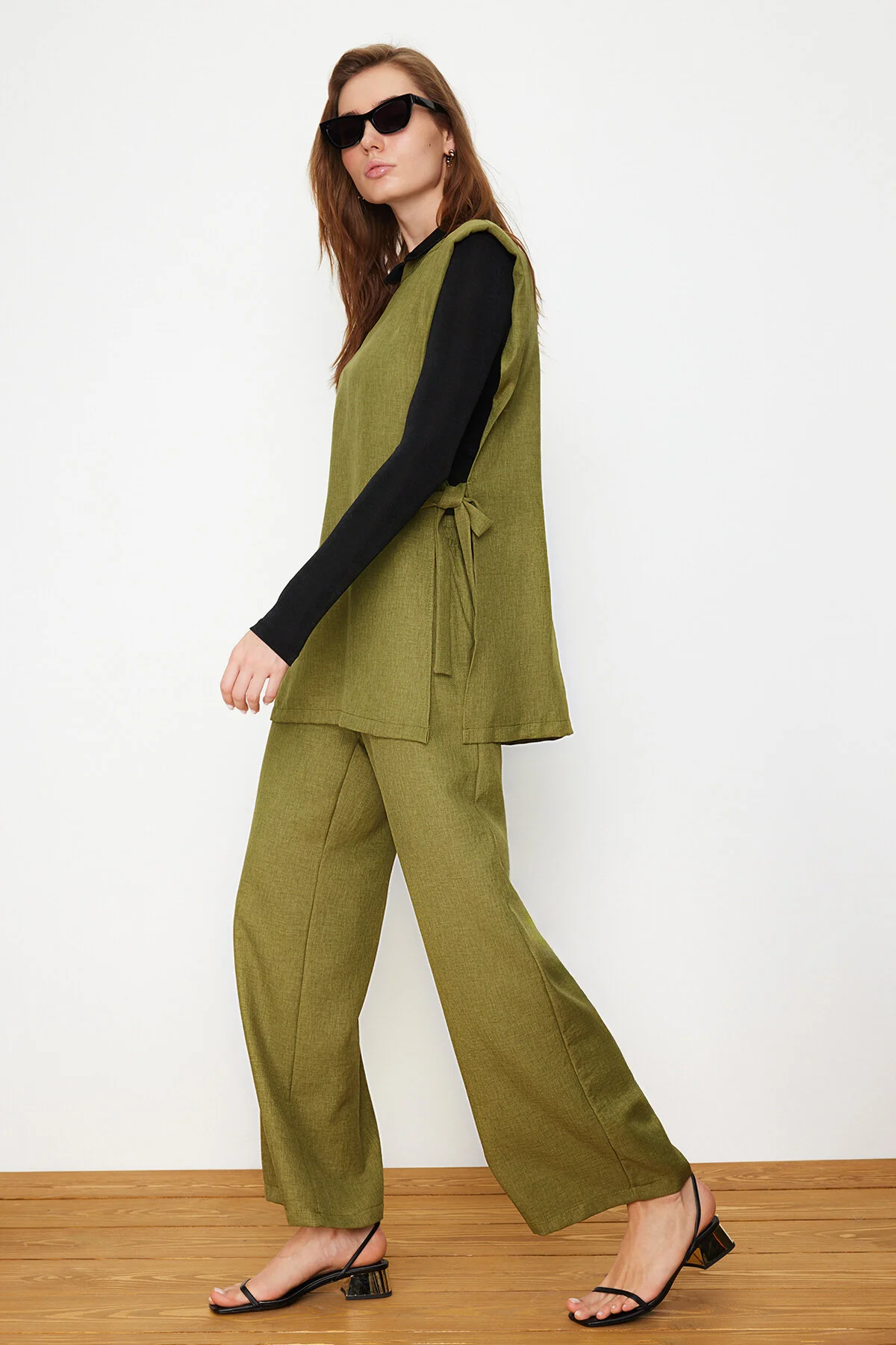 Trendyol Modest  Set aus gewebtem Unter- und Oberteil in Khaki-Leinenoptik mit seitlicher Bindung TCTSS24US0001