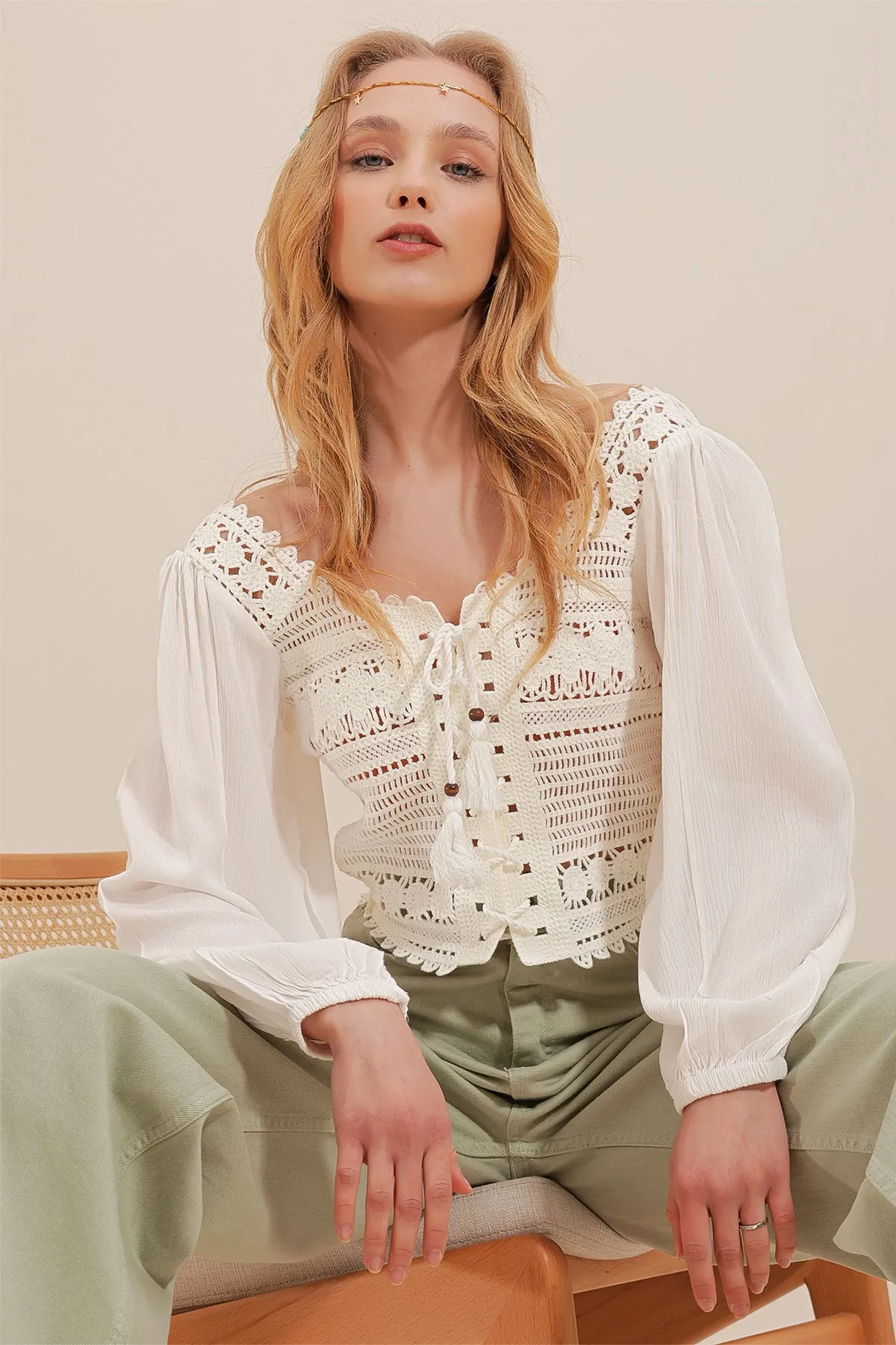 Trend Alaçatı Stili  Gehäkelte, gewebte Crop-Bluse für Damen in Ecru mit quadratischem Ausschnitt und Bindeband vorne ALC-X10028