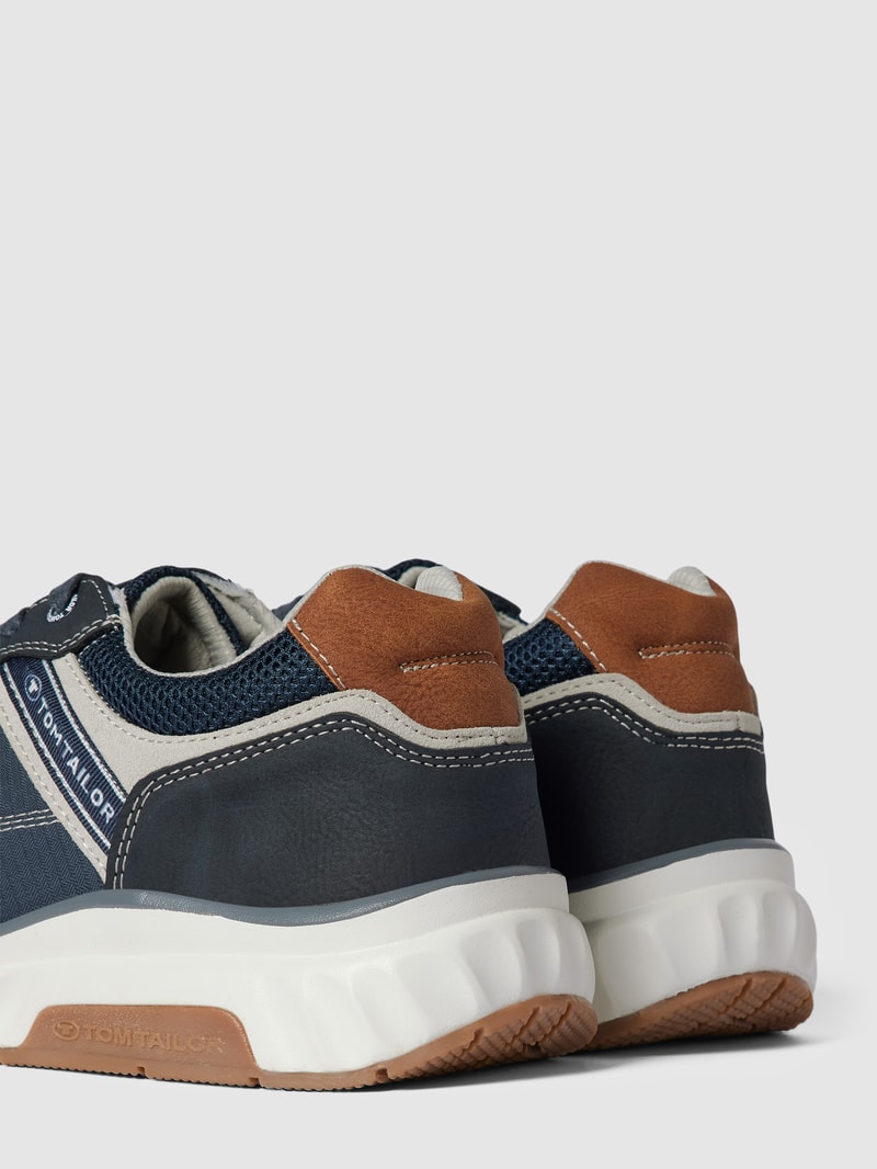 Sneaker mit Label-Details in marineblau