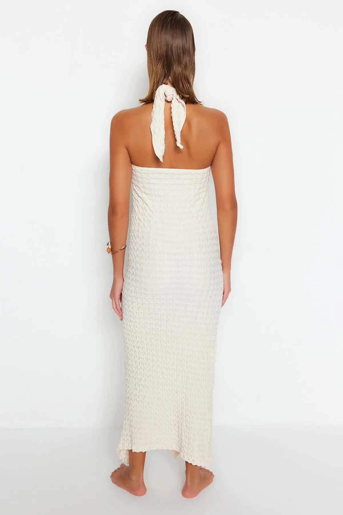 Trendyol Collection  Ecru-tailliertes Maxi-Strandkleid mit Cut-out/Fensterausschnitt TBESS23EL00098