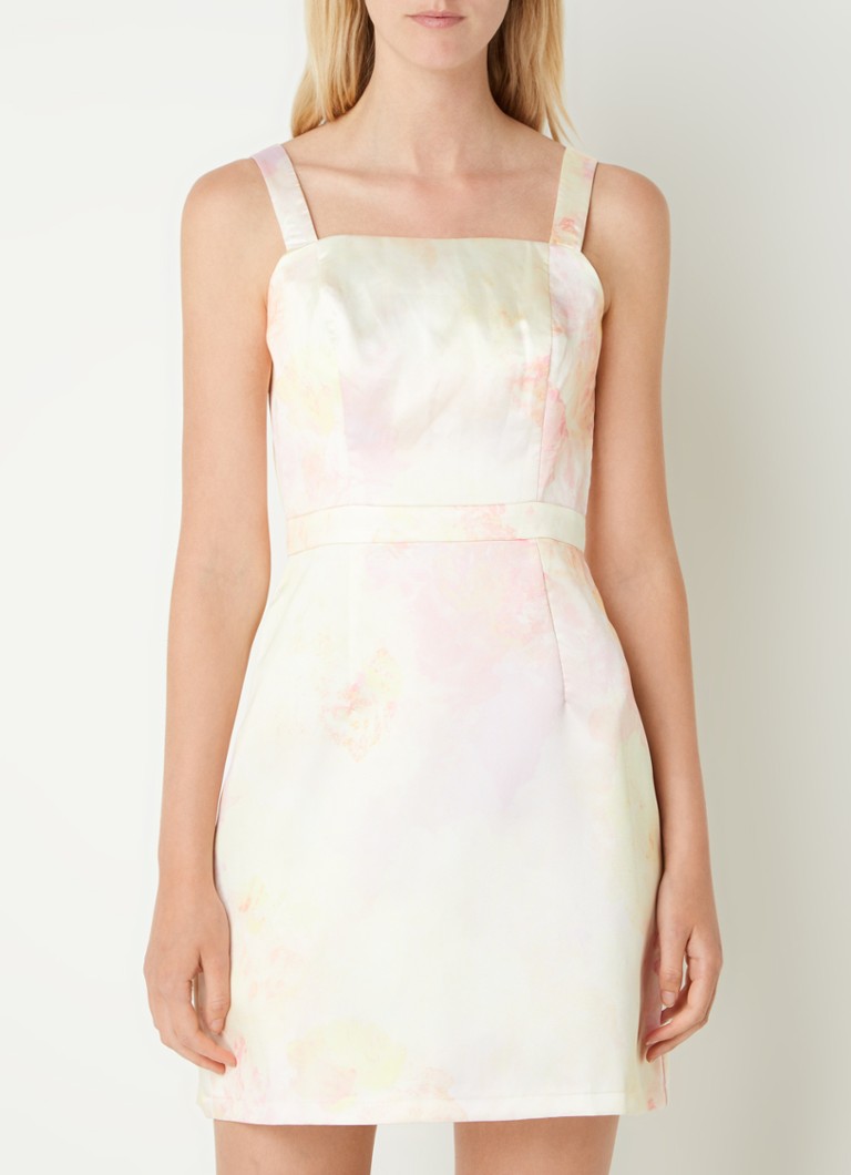 Rochie mini cu imprimeu floral de la Chi Chi London