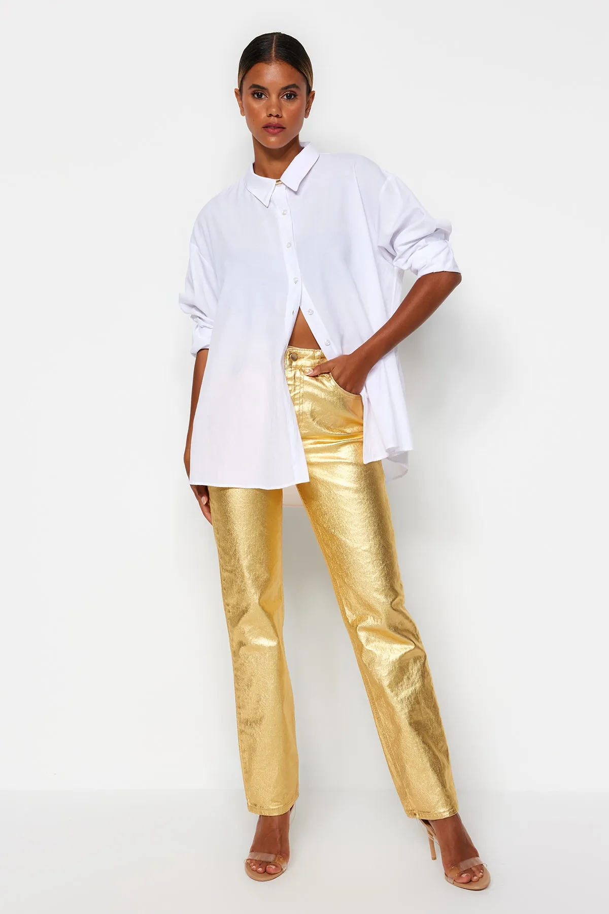 Trendyol Collection  Gerade Jeans mit hoher Taille und glänzendem Metallic-Print in Gold TWOSS23JE00243