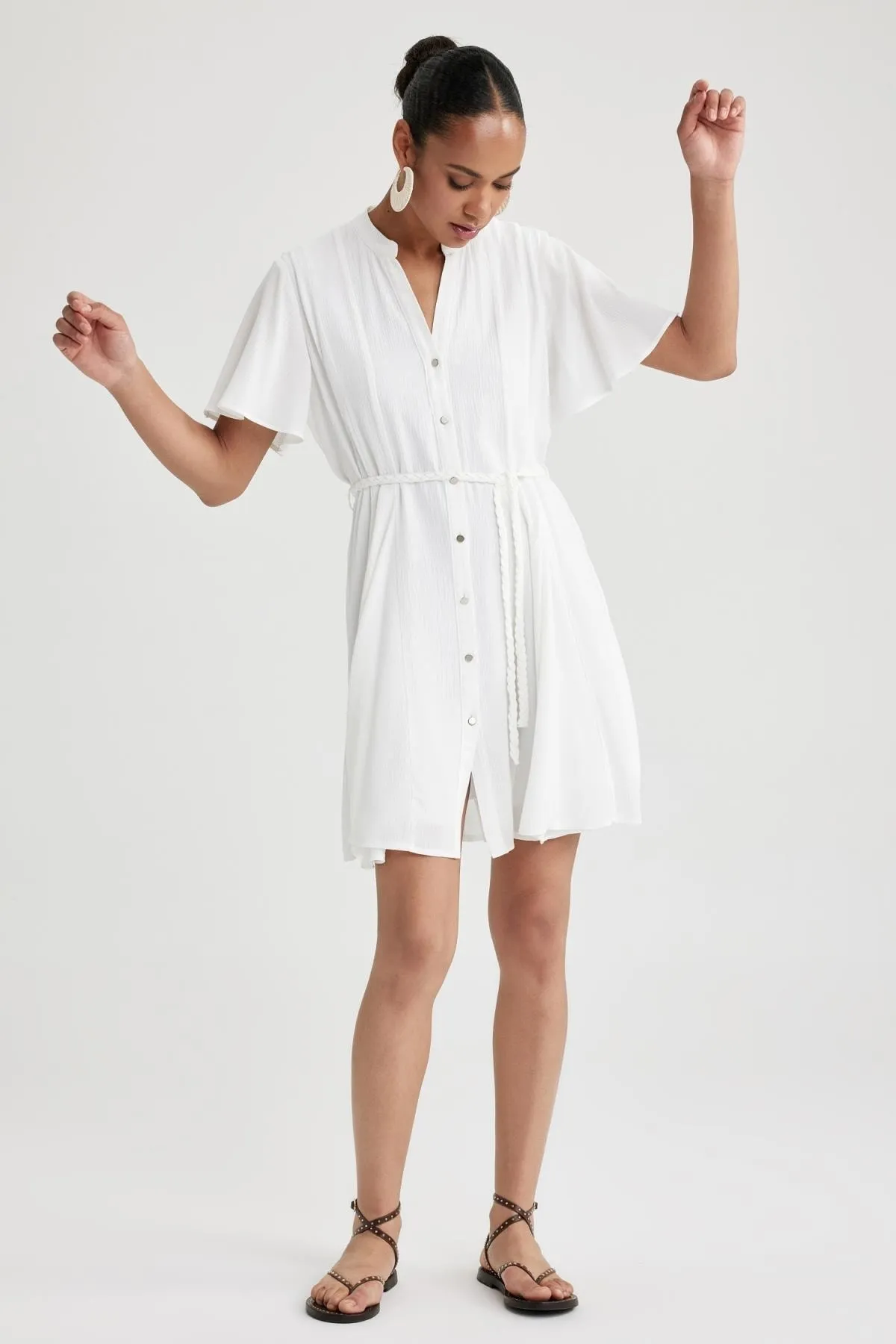 DeFacto  Kurzärmliges Minikleid aus Crinkle-Viskose mit Hemdkragen A9263ax23hs