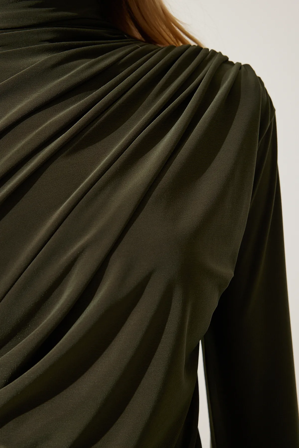 Happiness İstanbul  Khakifarbene Sandy Bluse mit Stehkragen und Kordelzug für Damen FF00135