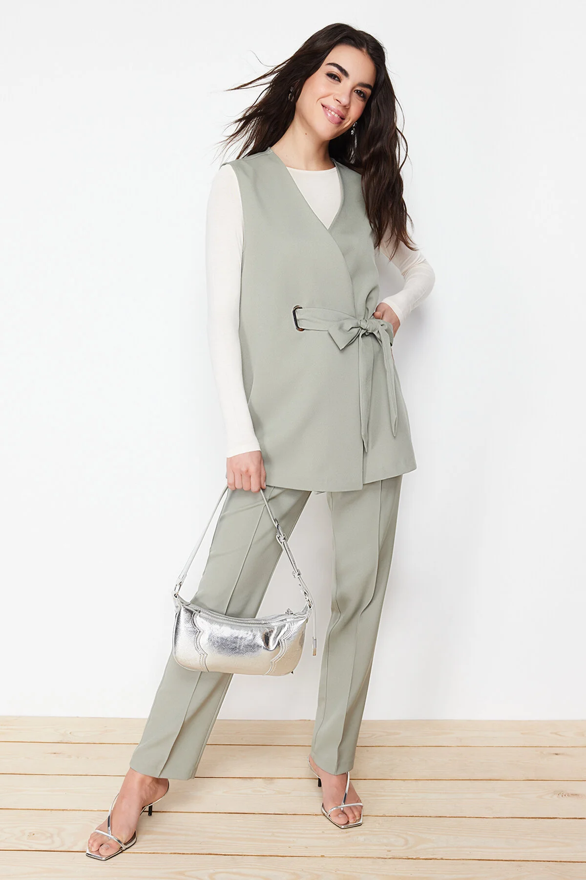 Trendyol Modest  Khaki-Accessoire, detailliertes Set aus Weste, Hose, Oberteil und Unterteil aus gewebtem Stoff TCTSS24US00035