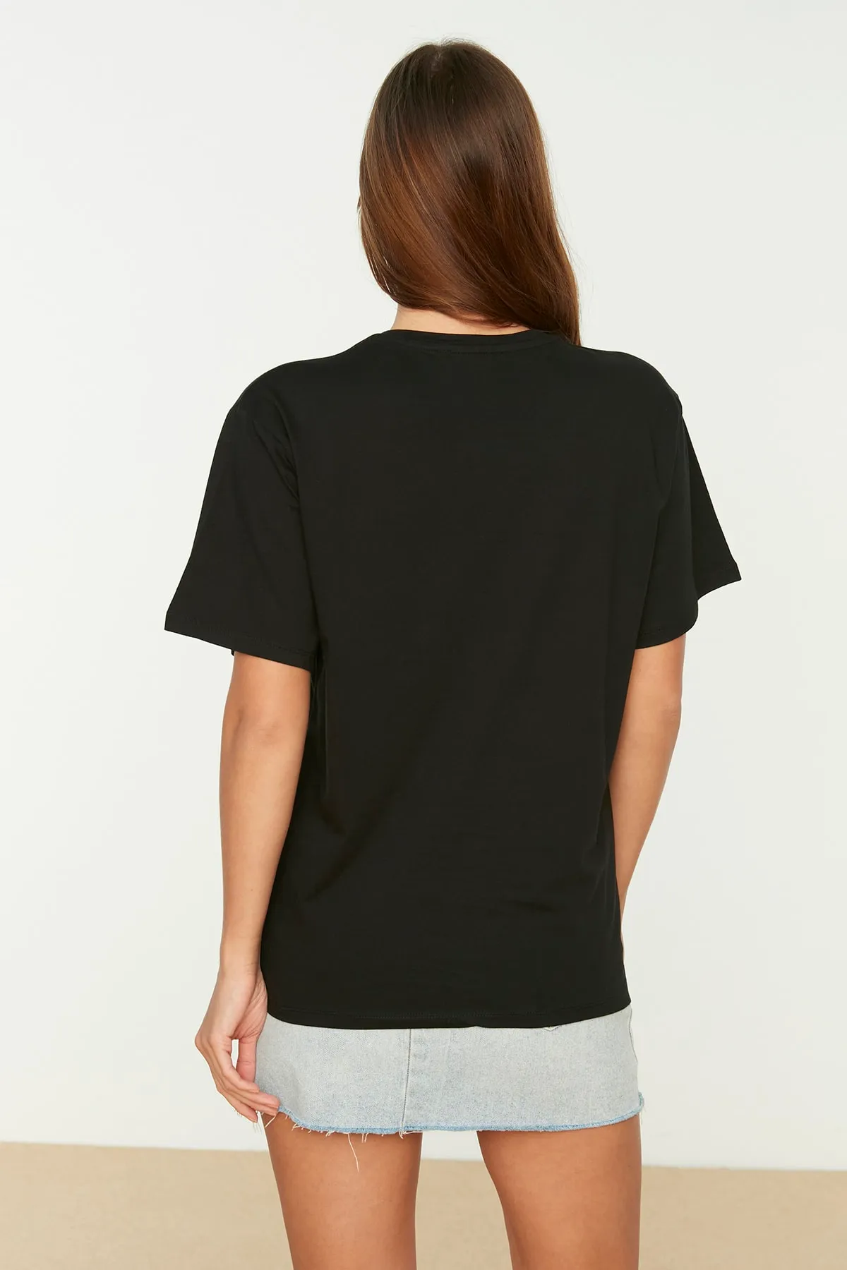 Trendyol Collection  Schwarzes, übergroßes/weites Strick-T-Shirt mit Rundhalsausschnitt aus 100 % Baumwolle TWOSS20TS0134