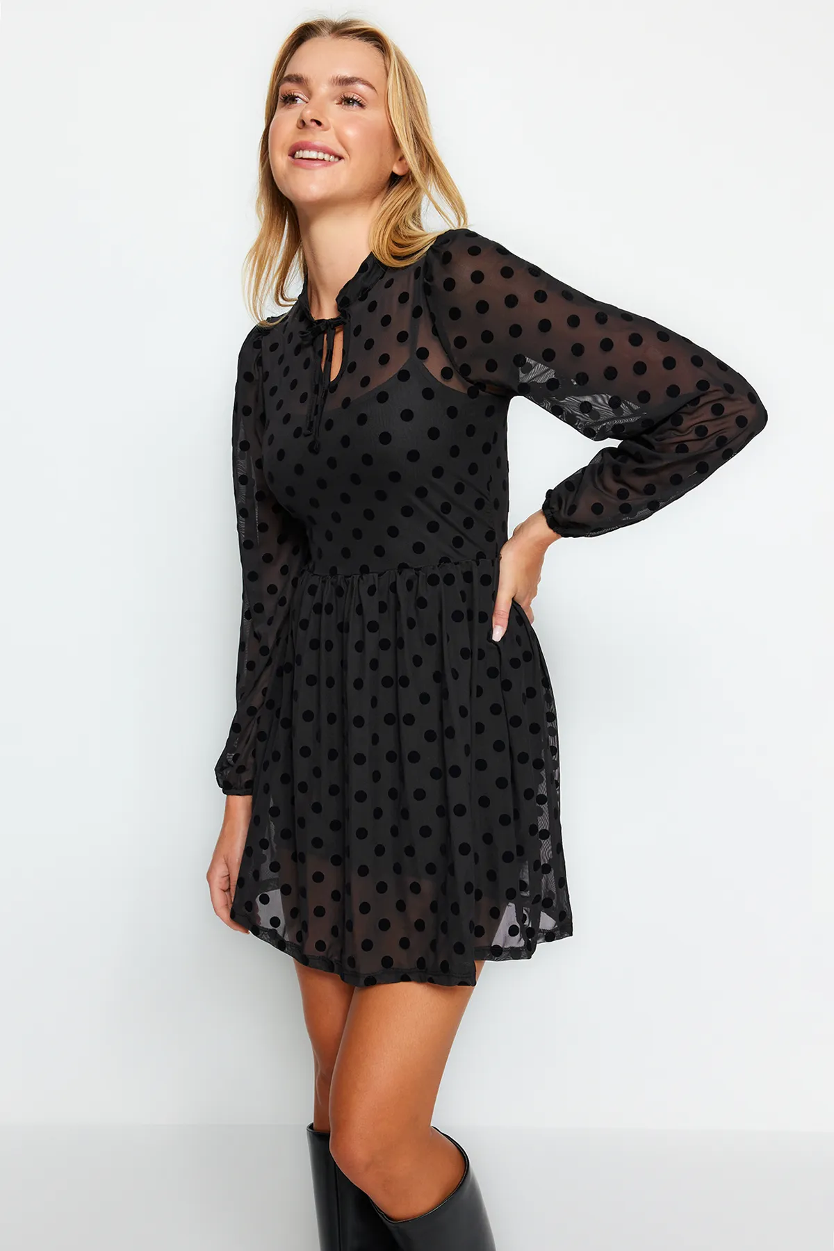Trendyol Collection  Schwarzes gepunktetes Skater-Mini-Strickkleid mit langen Ärmeln und gefüttertem Tüll TWOAW24EL00743