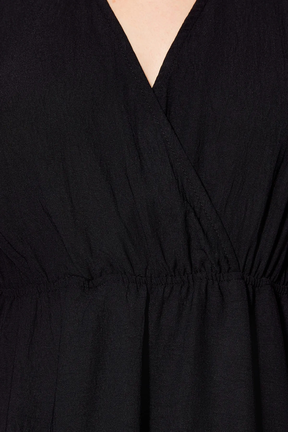 Trendyol Collection  Schwarzes, gerade geschnittenes, gewebtes Midi-Kleid mit zweireihigem Kragen und gewebtem Kragen TWOSS23EL00479