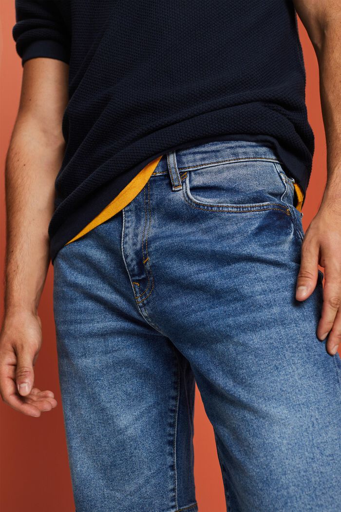 Lockere Jeansshorts in schmaler Passform