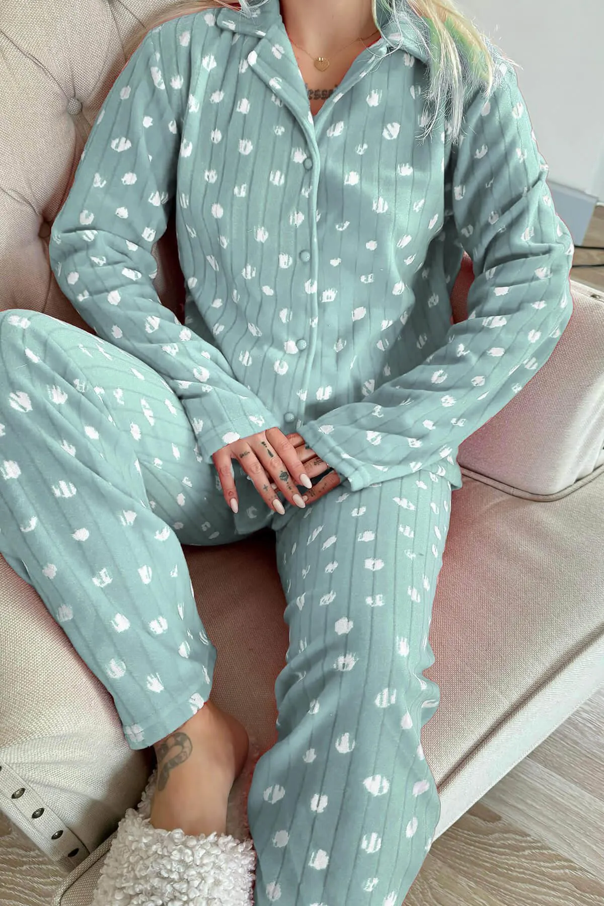 Pijamaevi  Mintfarbenes Debesis-Pyjama-Set aus Plüsch-Fleece mit gemusterter Vorderseite und Knöpfen