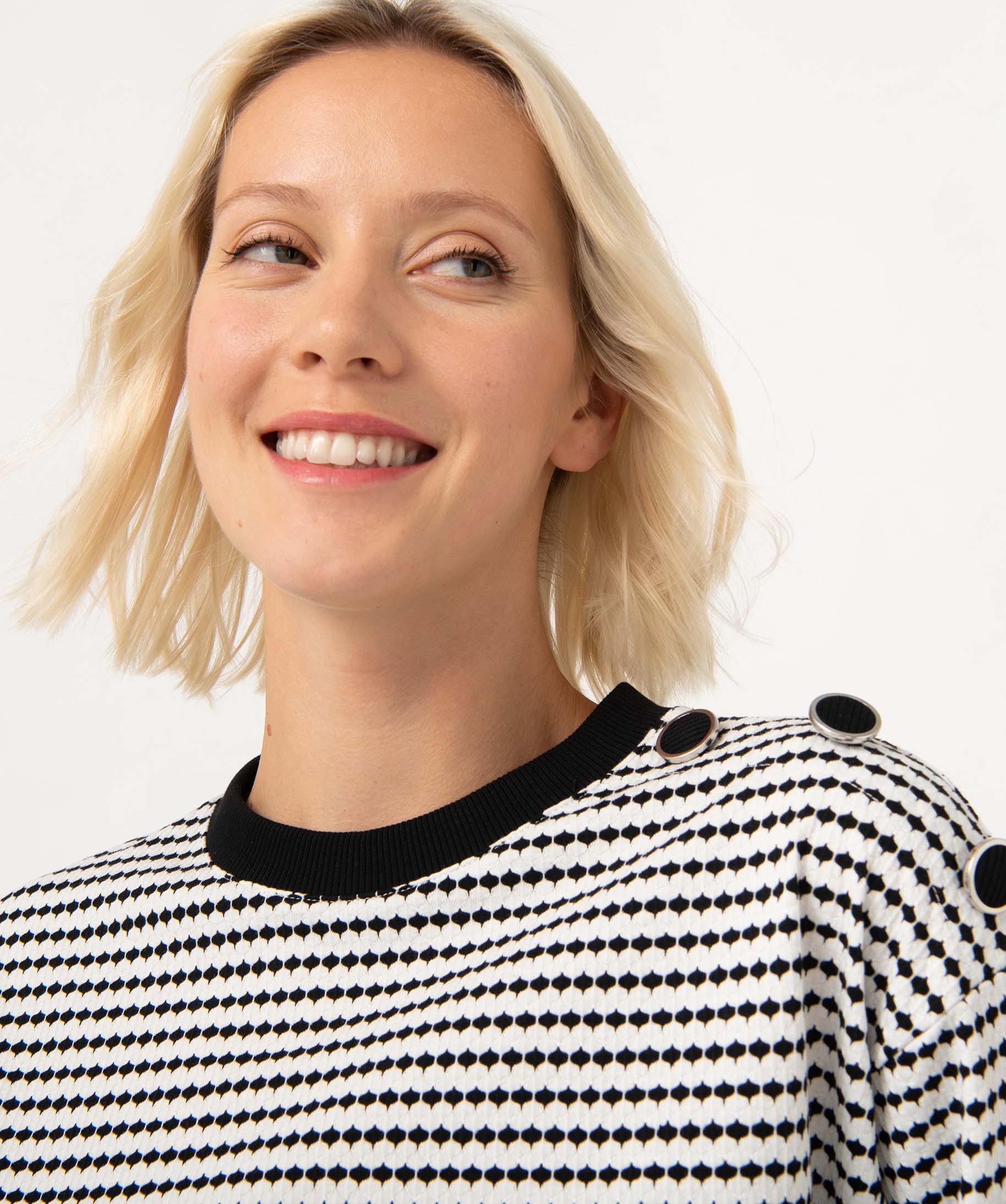 Sweat femme à motifs graphiques avec boutons sur l’épaule ecru | GEMO