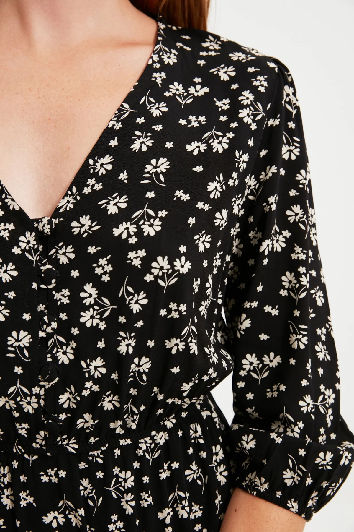 Trendyol Collection  Schwarzes, geblümtes, gewebtes Kleid mit Knöpfen TWOSS20EL0577
