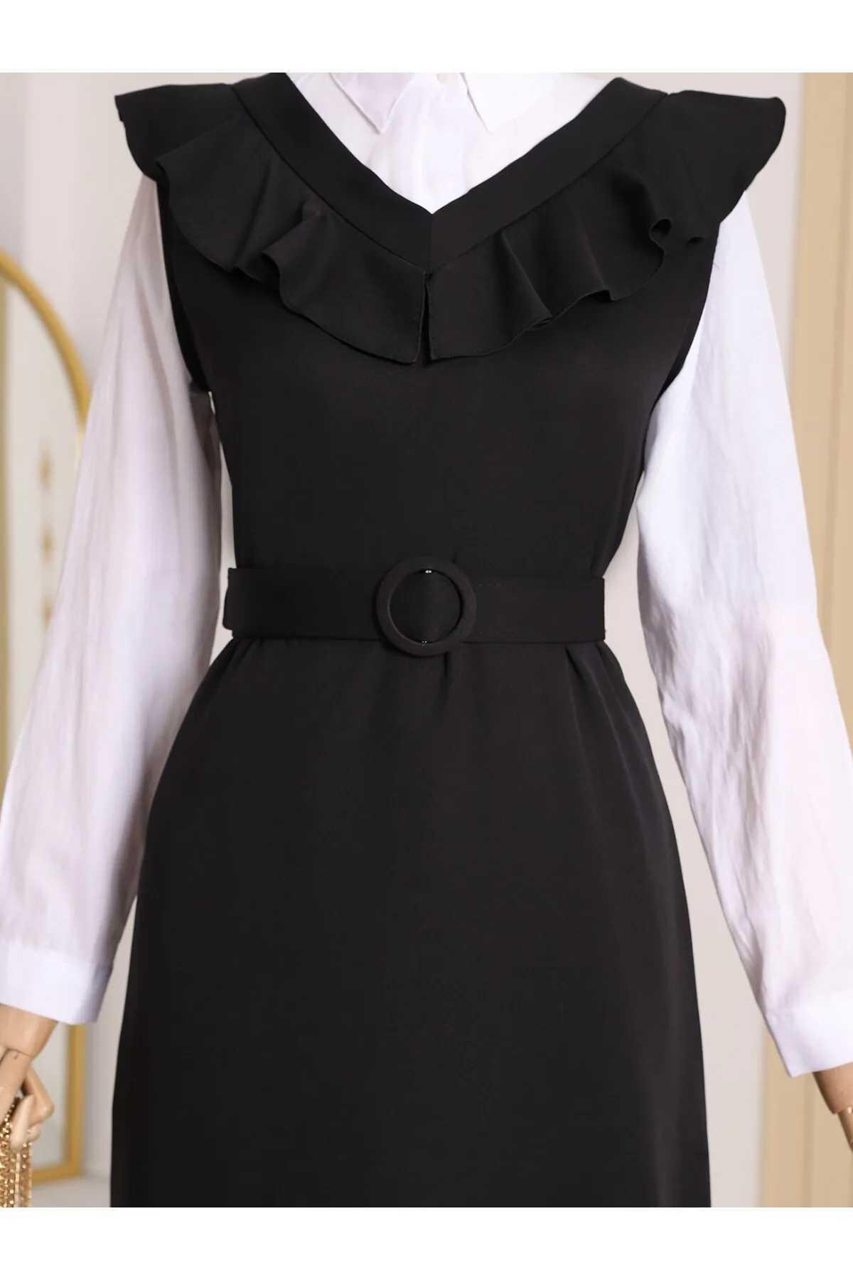 Modamorfo  Langes Gilet-Kleid mit V-Gürtel am Hals