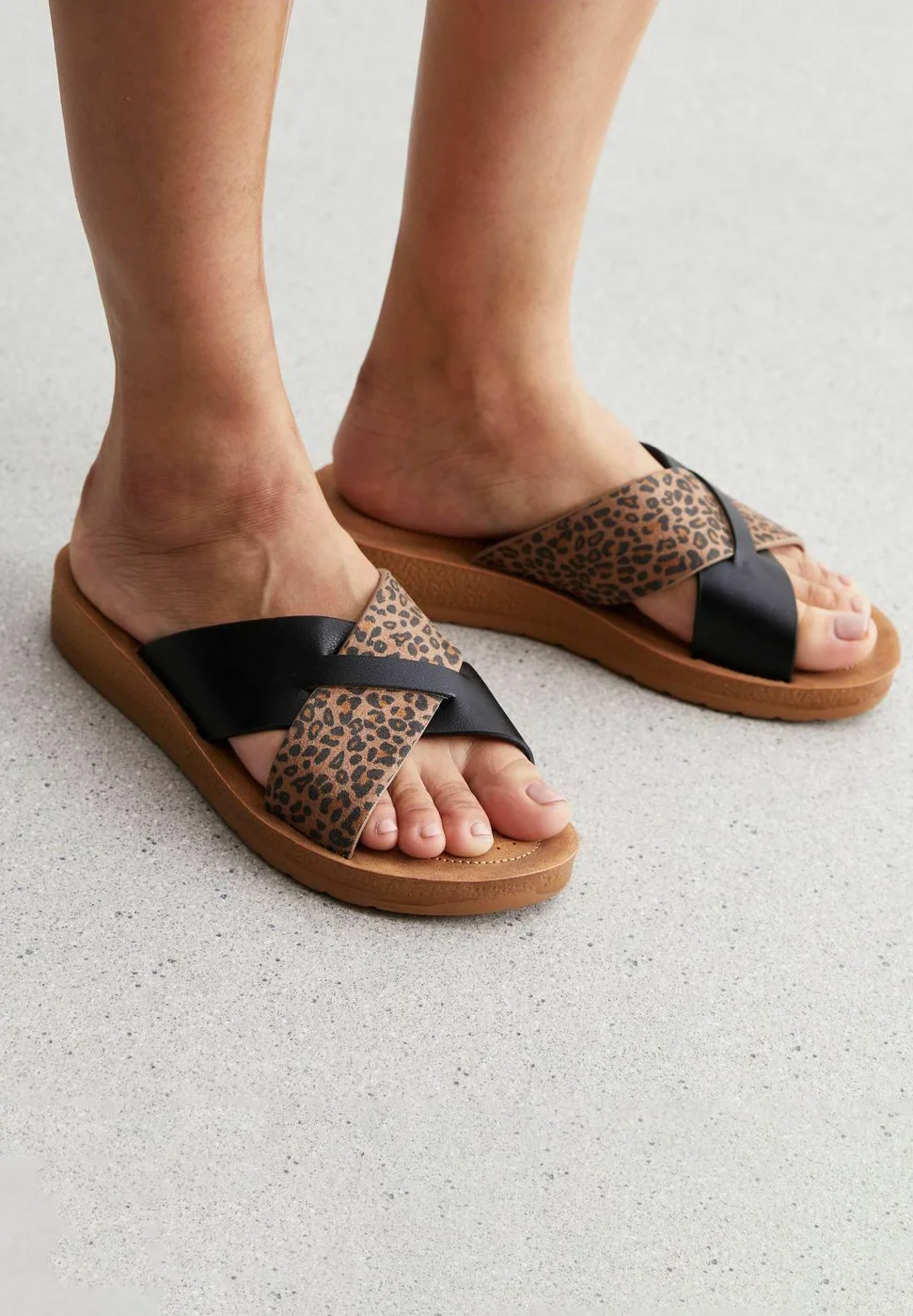New Look Wide Fit Pantuflas con estampado de leopardo y corte ancho