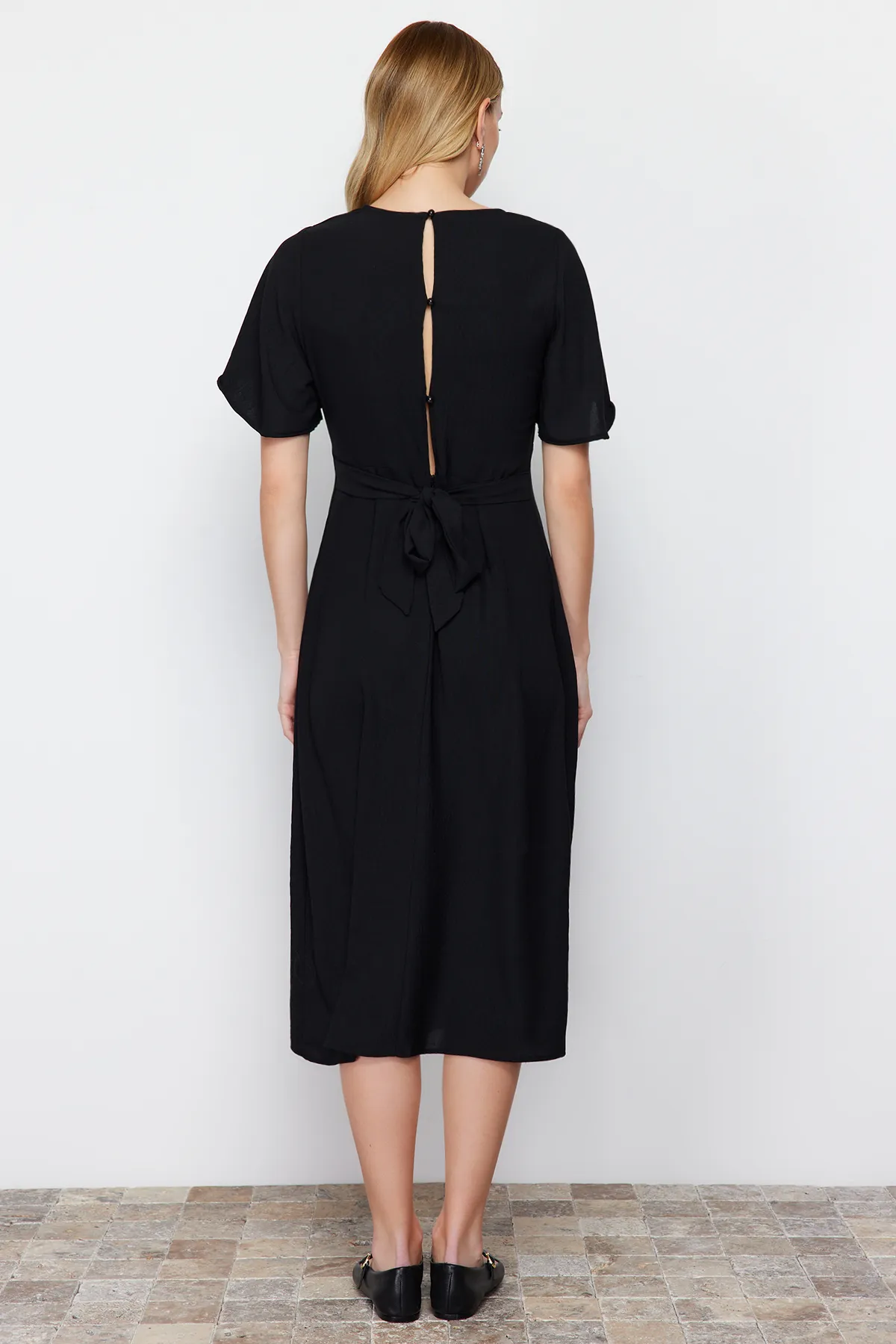 Trendyol Collection  Schwarzes A-Linien-Midikleid aus Webstoff mit Rundhalsausschnitt auf der Rückseite und Knopfdetail TWOSS24EL00738