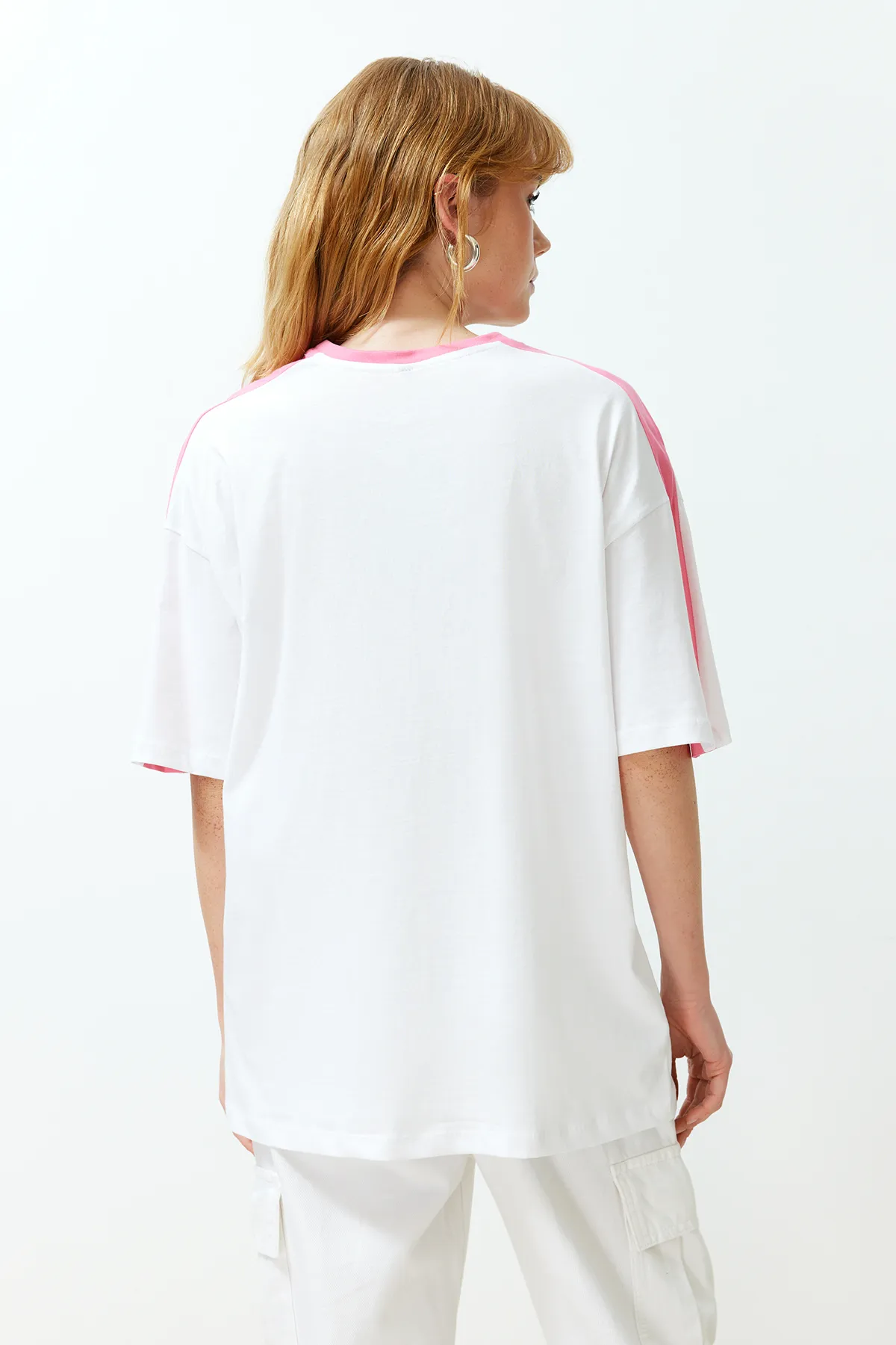 Trendyol Collection  Weißes, übergroßes/weites Strick-T-Shirt aus 100 % Baumwolle mit Farbblock und Slogan TWOSS24TS00132