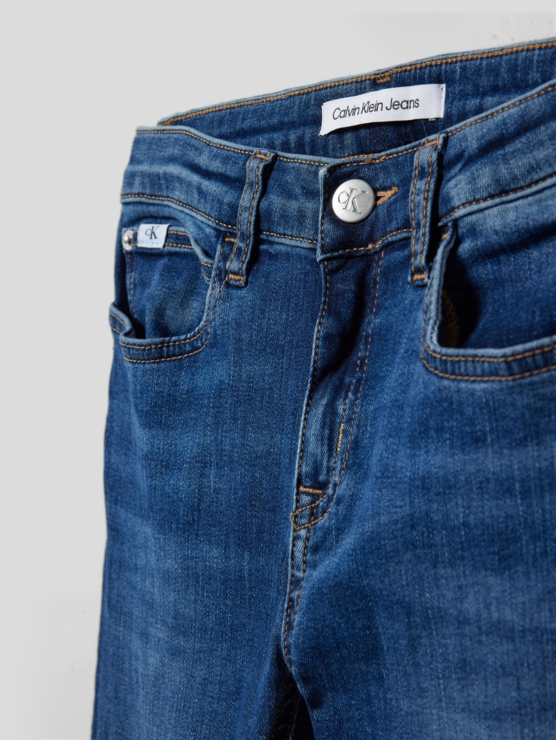 Flared Cut Jeans mit Label-Patch in dunkelblau
