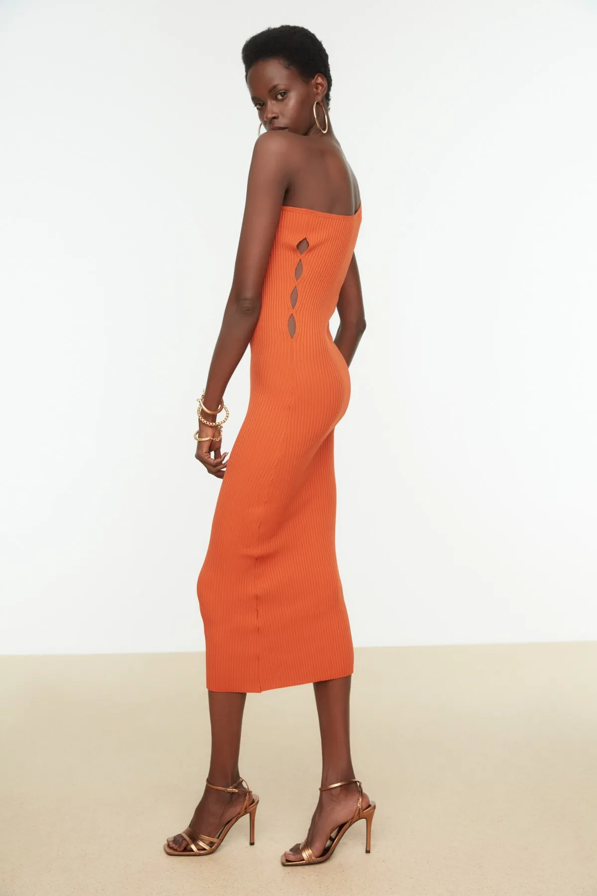 Trendyol Collection  Elegantes Abendkleid aus gefliestem Dekolleté-Strickstoff TPRSS22EL0485