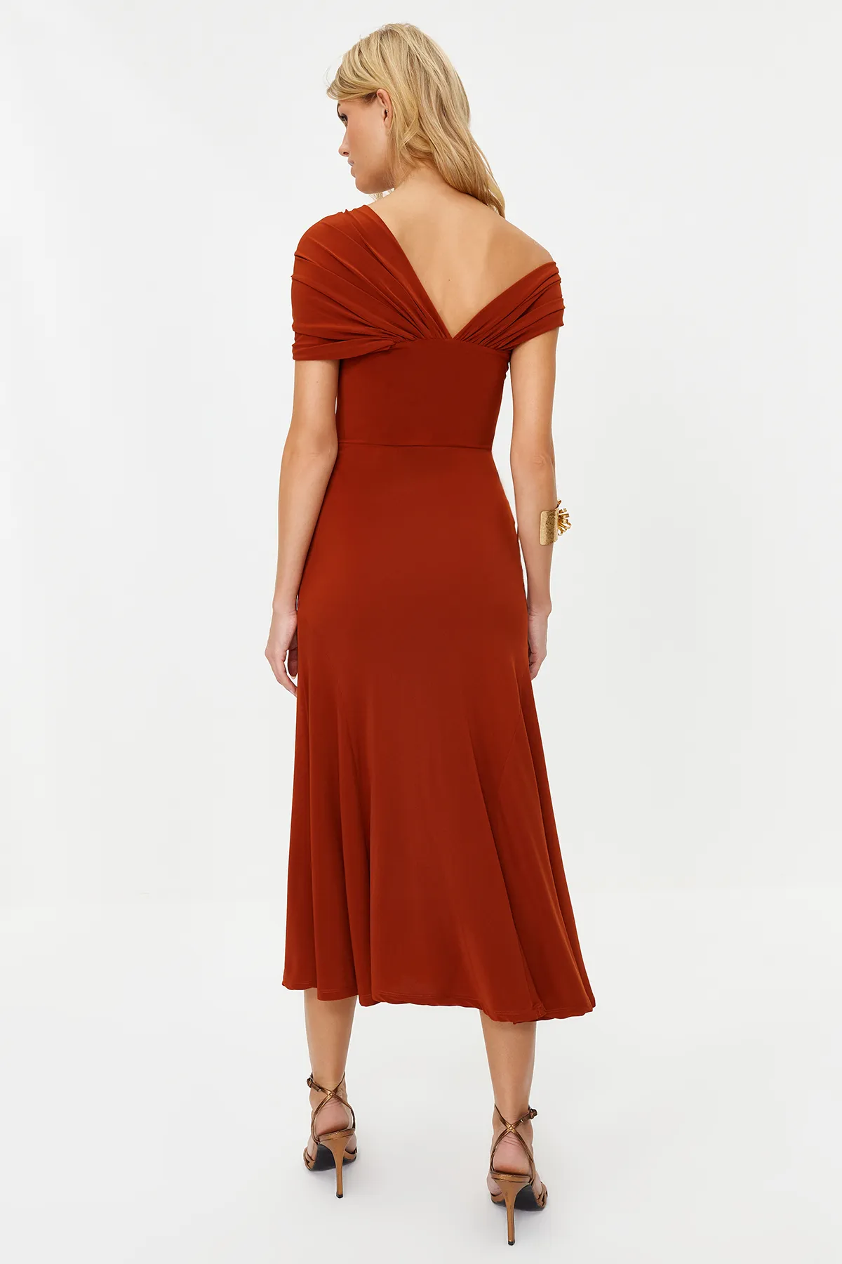 Trendyol Collection  Asymmetrisches Strick-Abendkleid mit Kachelkragen, stilvoll TPRSS24EL00046