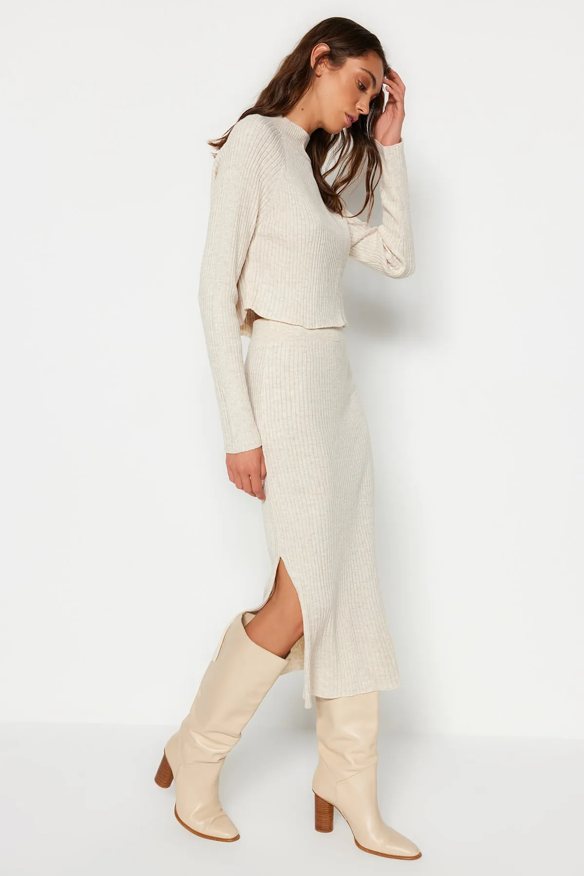 Trendyol Collection  Beiges Crop Basic Strickoberteil und -unterteil im Set TWOAW23AU00170