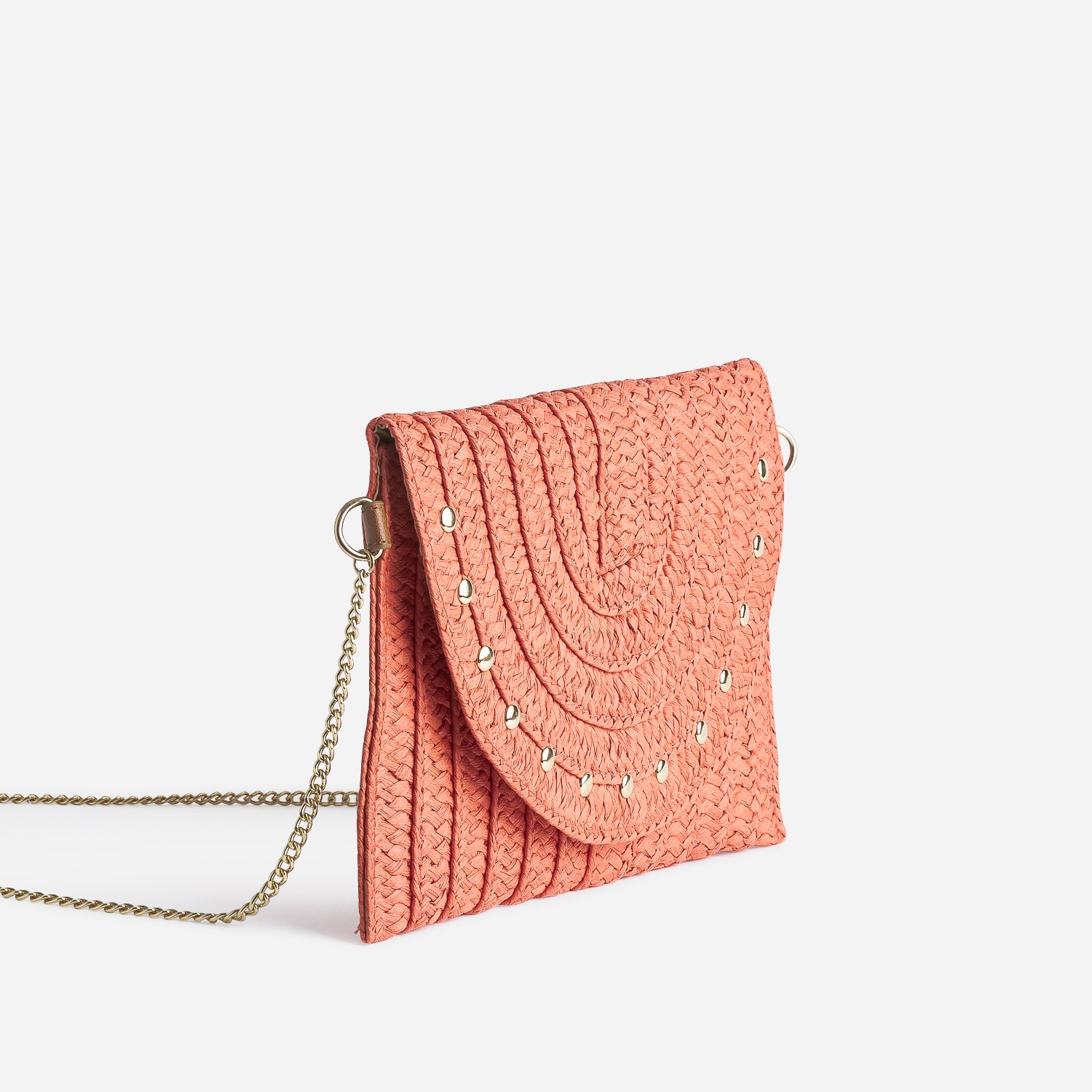Sac pochette orange en papier tressé et clouté