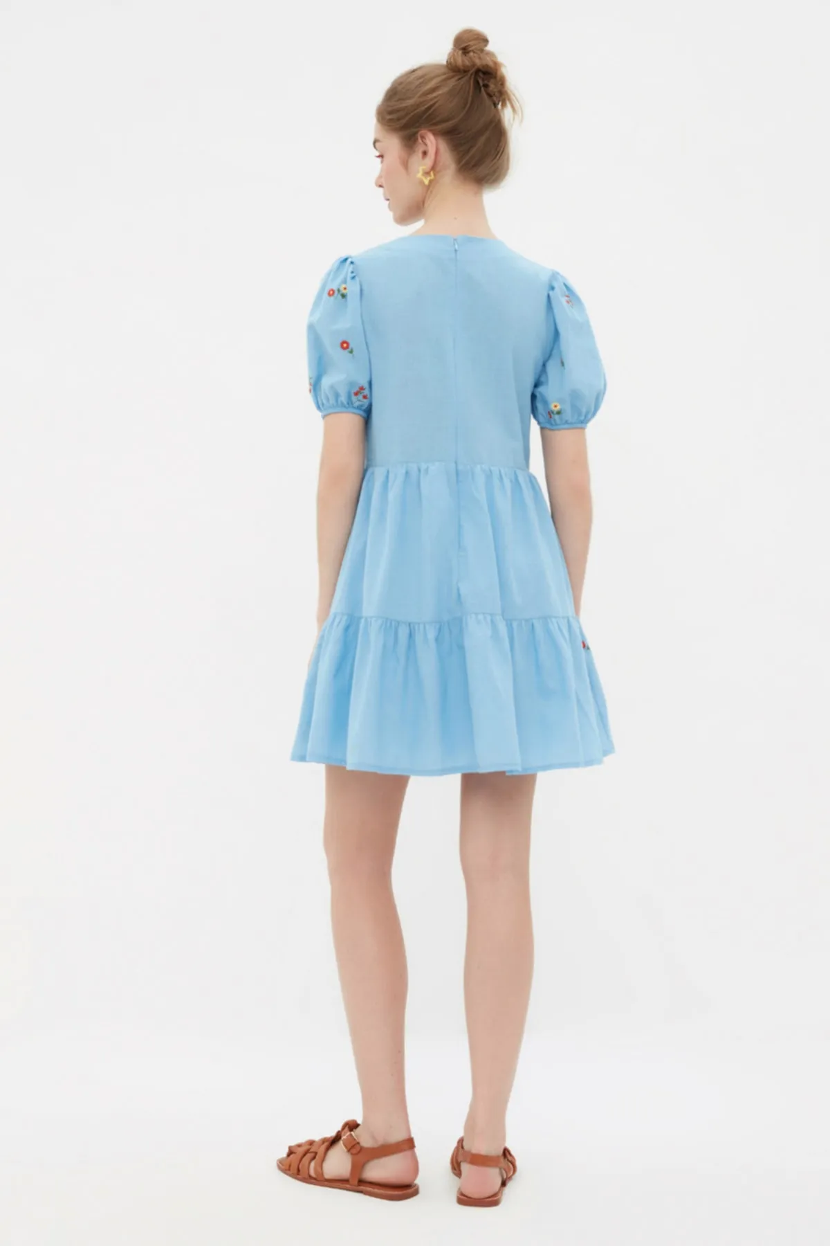 Trendyol Collection  Blaues, gerade geschnittenes, gefüttertes Mini-Webkleid mit Blumenstickerei TWOSS21EL0938