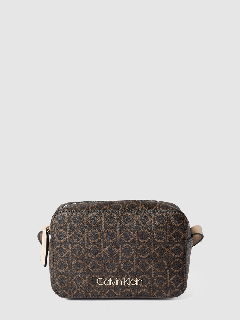Camera Bag mit Logo-Muster in dunkelbraun