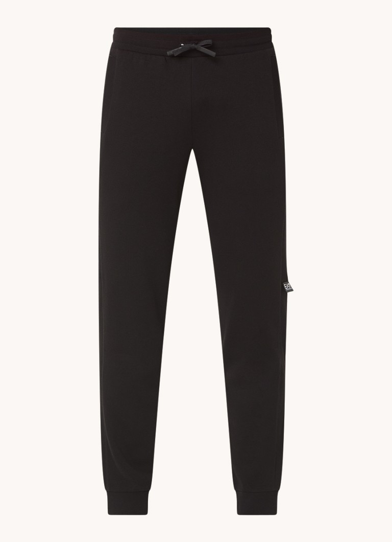 Pantaloni de trening slim fit de la Emporio Armani, cu logo și buzunare laterale.