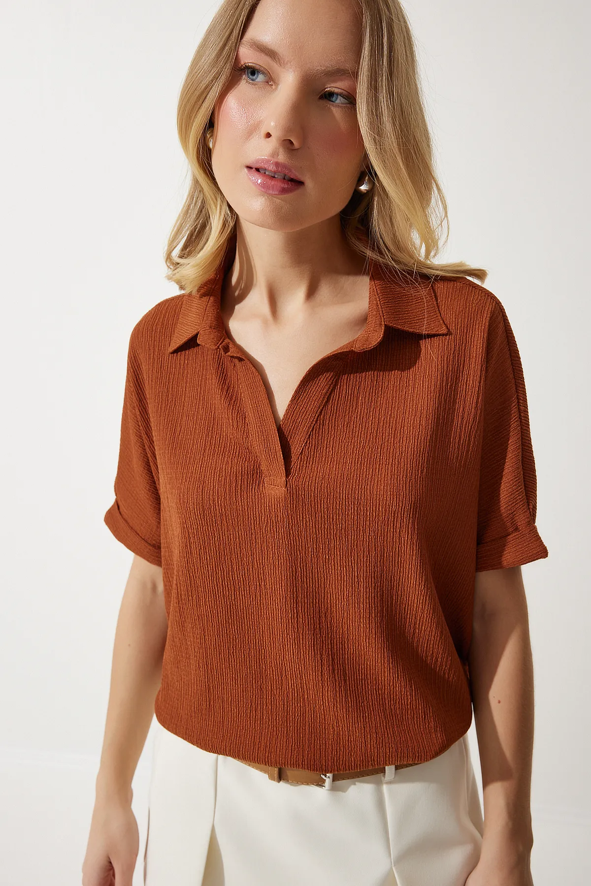 Happiness İstanbul  Gestrickte Crinkle-Bluse mit Kachel-Polo-Ausschnitt für Damen DD01299