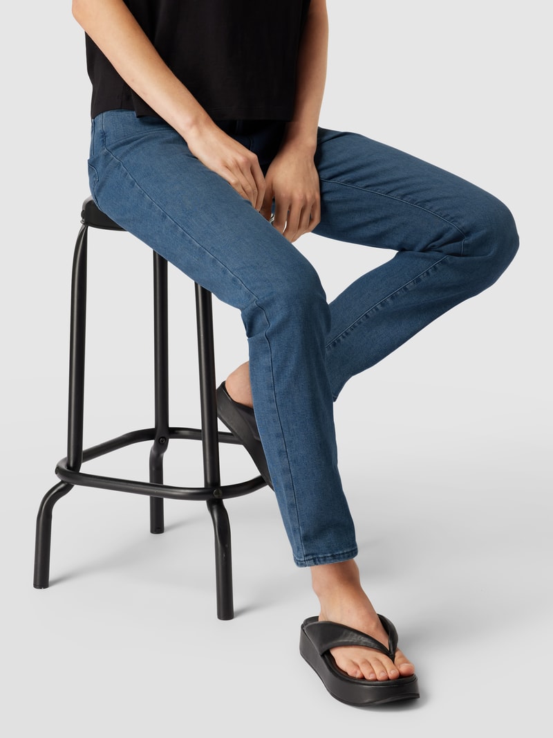 Jeans mit Label-Patch Modell 'Mary' in blau