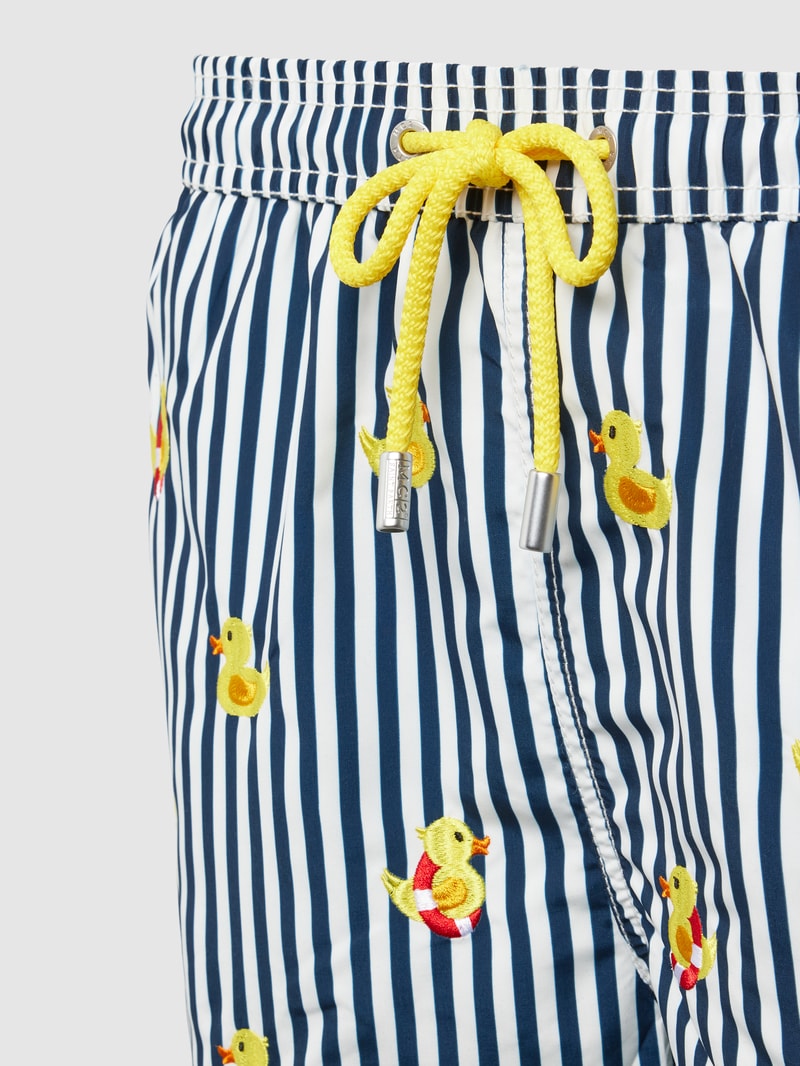 Badehose mit Streifenmuster und Motiv-Stitching in marineblau