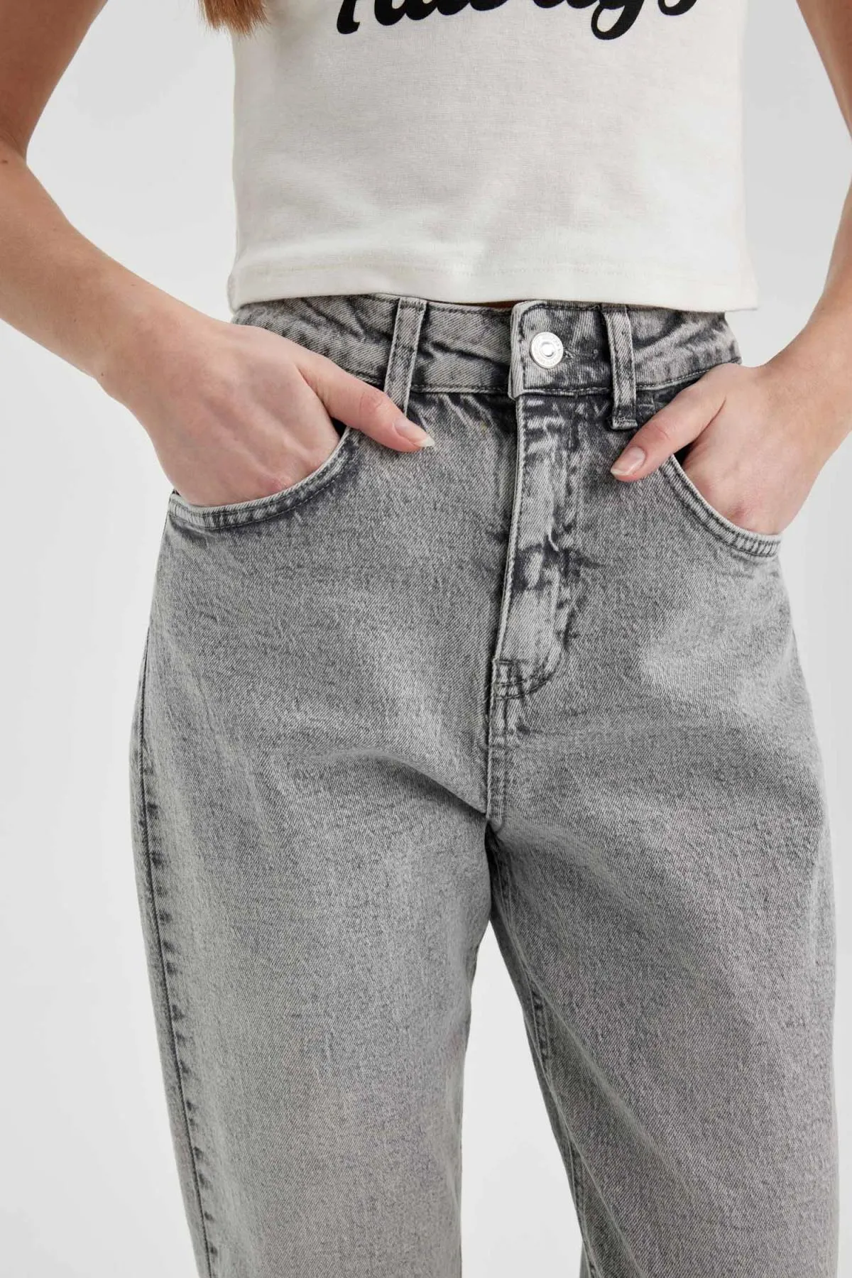 DeFacto  Lina Comfort Mom Fit Hohe, bequeme Passform, leichte, schmale, knöchellange Jeanshose B7039ax24sp