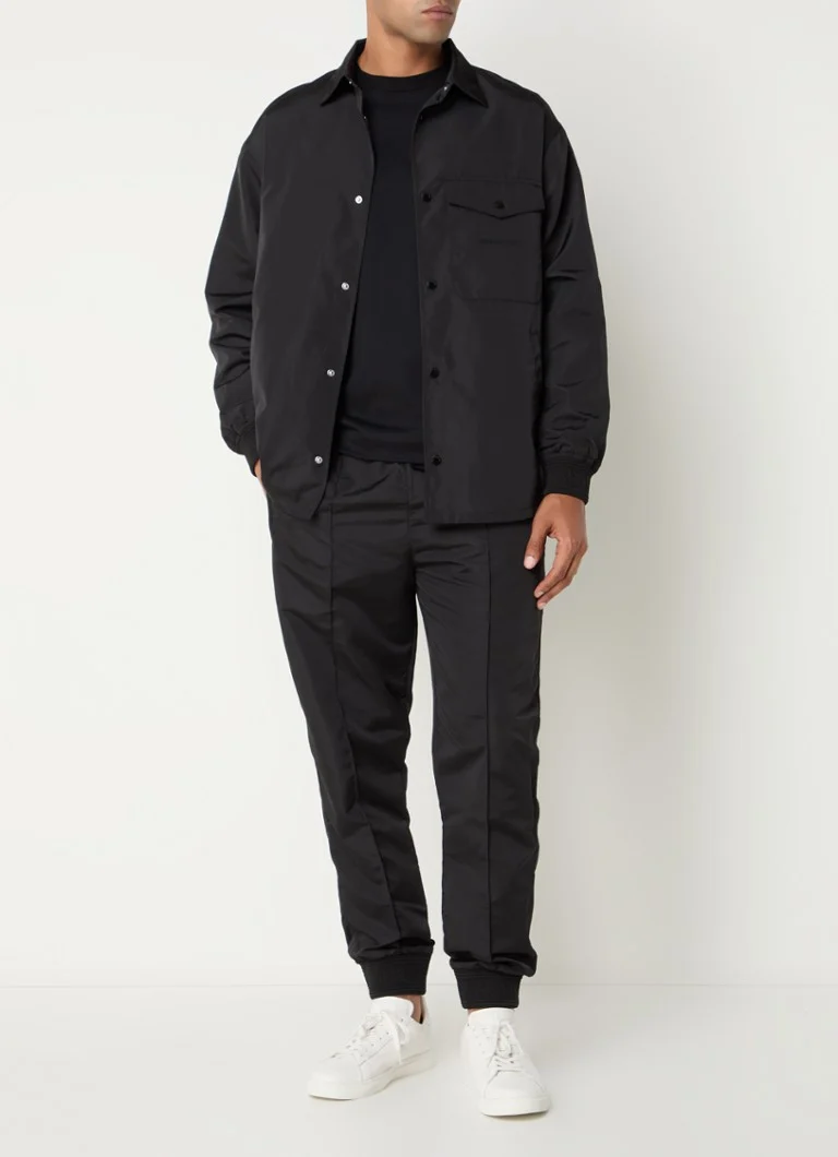 Pantaloni scurți Petite de la Armani Exchange cu cizme din piele.