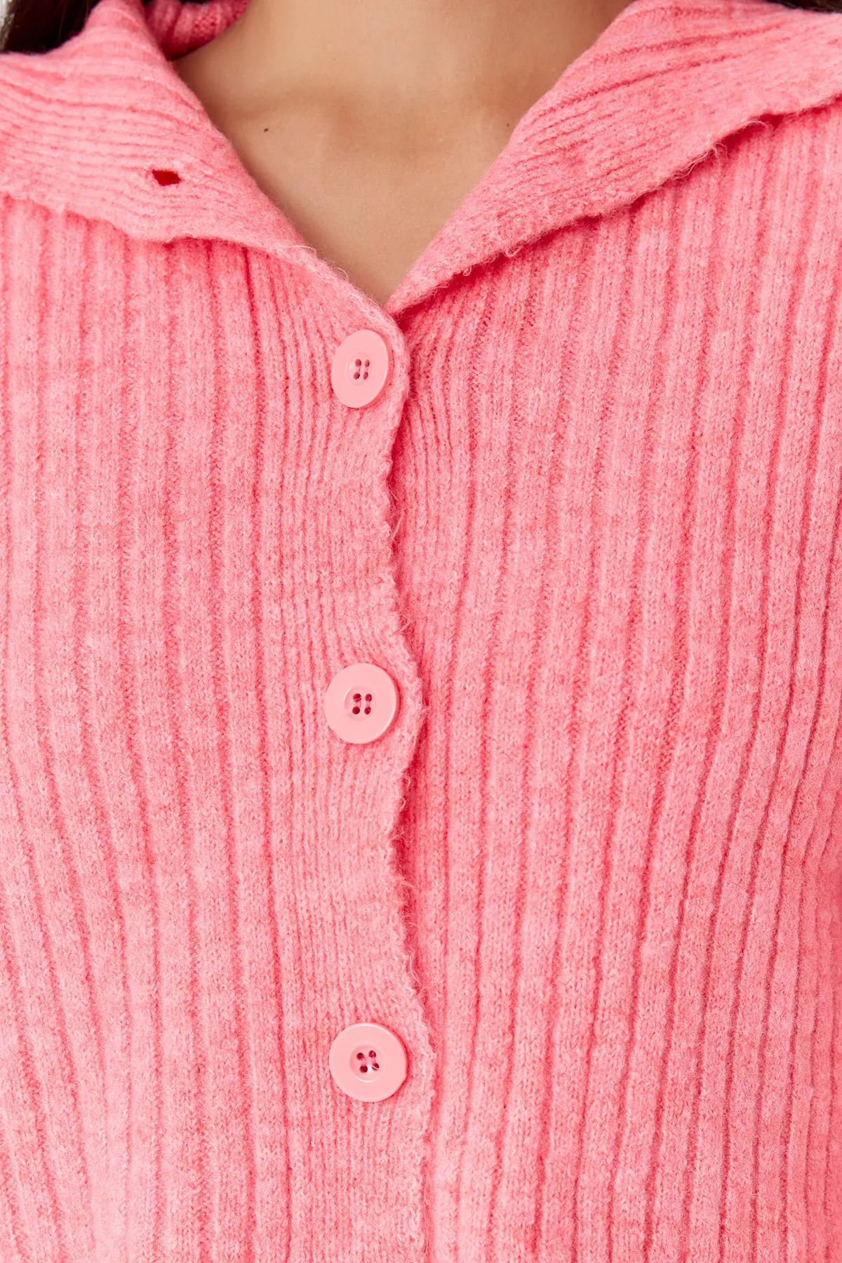 Trendyol Collection  Rosa, kurz geschnittene, weich strukturierte Strickjacke mit Stehkragen TWOAW22HI0174