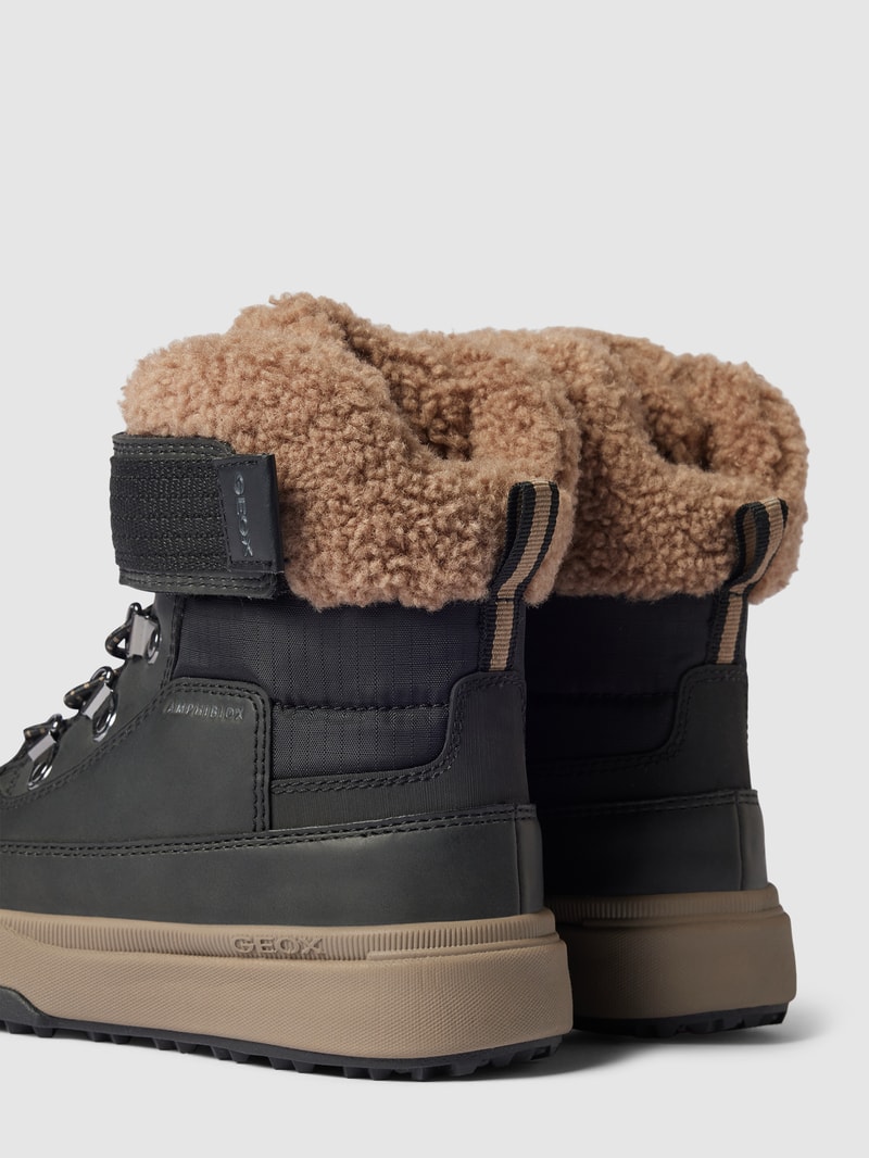 High Top Sneaker mit Teddyfell-Besatz in schwarz