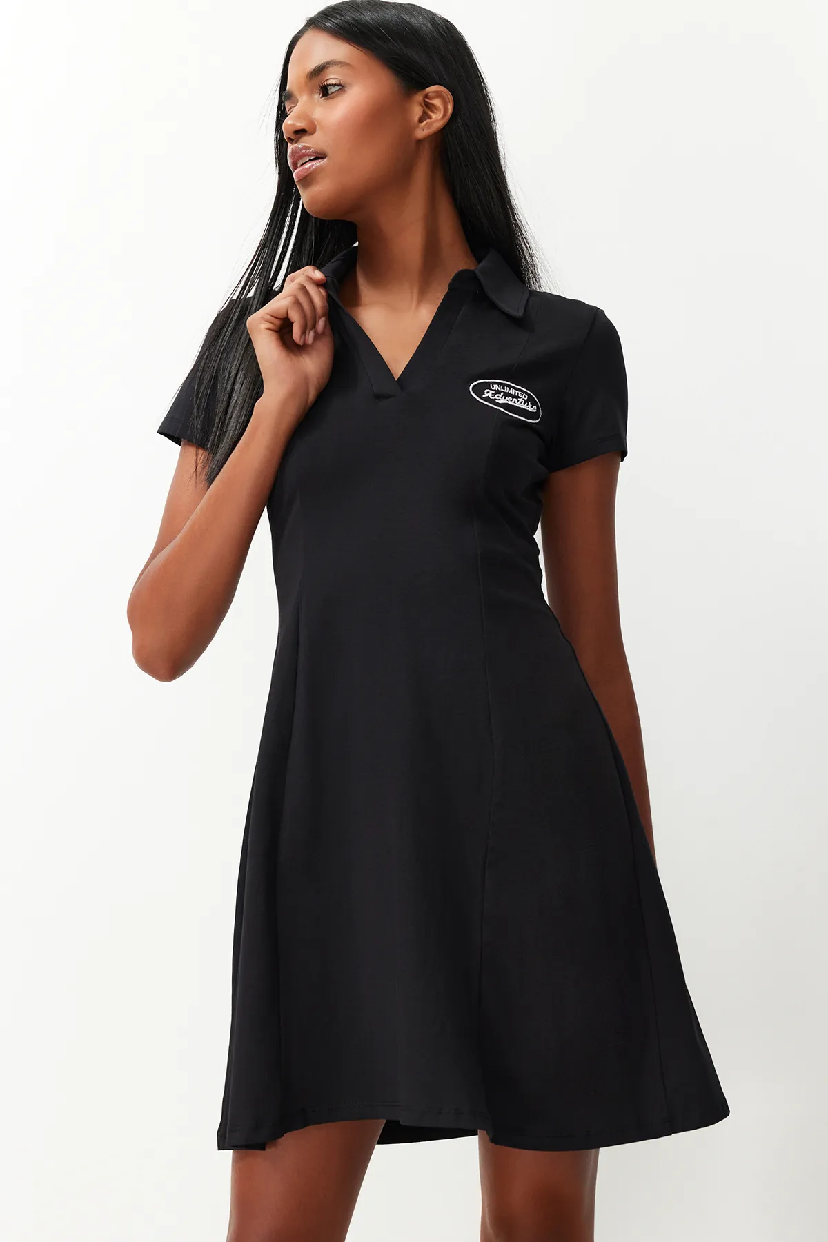 Trendyol Collection  Schwarzes Skater/Gürtelöffnung Stickerei Baumwolle Flexible Strick Mini Kleid TWOSS24EL00819